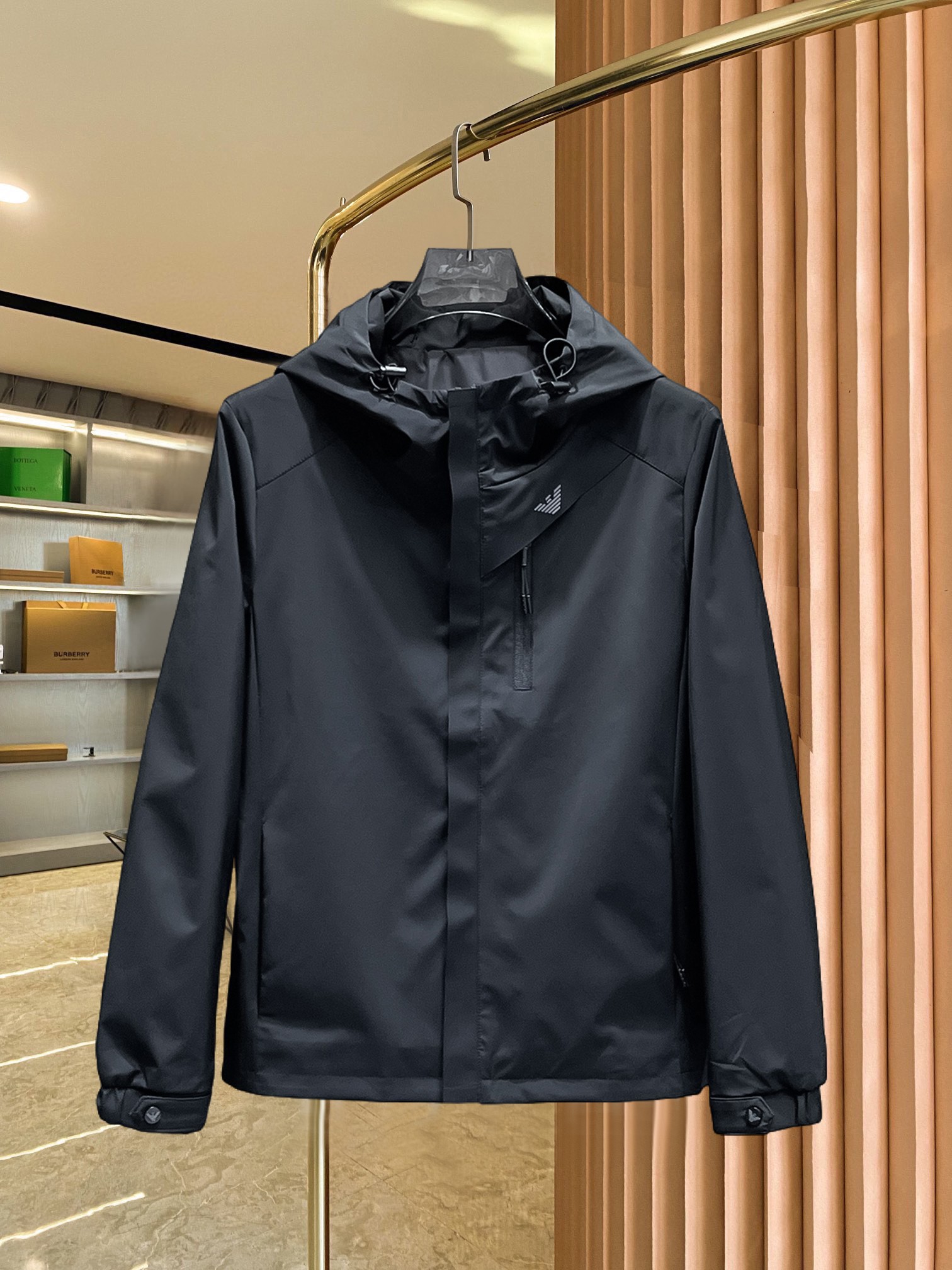 NO:521830,Armani Spring 2025 new jacket jacket, the new product on the show is perfect, comfortable and warm, the three-standard complete colors and full and attractive, and the very outstanding design easily advances the sense of fashion, the workmanship is extremely exquisite and rigorous, and the wiring is neat and meticulous!  A masterpiece of a big-name designer!  The upper body doesn't look bloated and super handsome!  Spot code M ~ XXXL,,armani,jackets & coats,jackets & coats,alexander wang19860909阿玛尼 2025春季新款夹克外套,秀场新品品相非常完美,舒适保暖,三标齐全色泽饱满诱人,非常出彩的设计,轻松将时髦感进阶,做工极为考究严谨,走线工整细致！大牌设计师巨作！上身不显臃肿、超级帅气！现货码数M ～ XXXL,,armani,jackets & coats,jackets & coats,alexander wang,Men's clothing