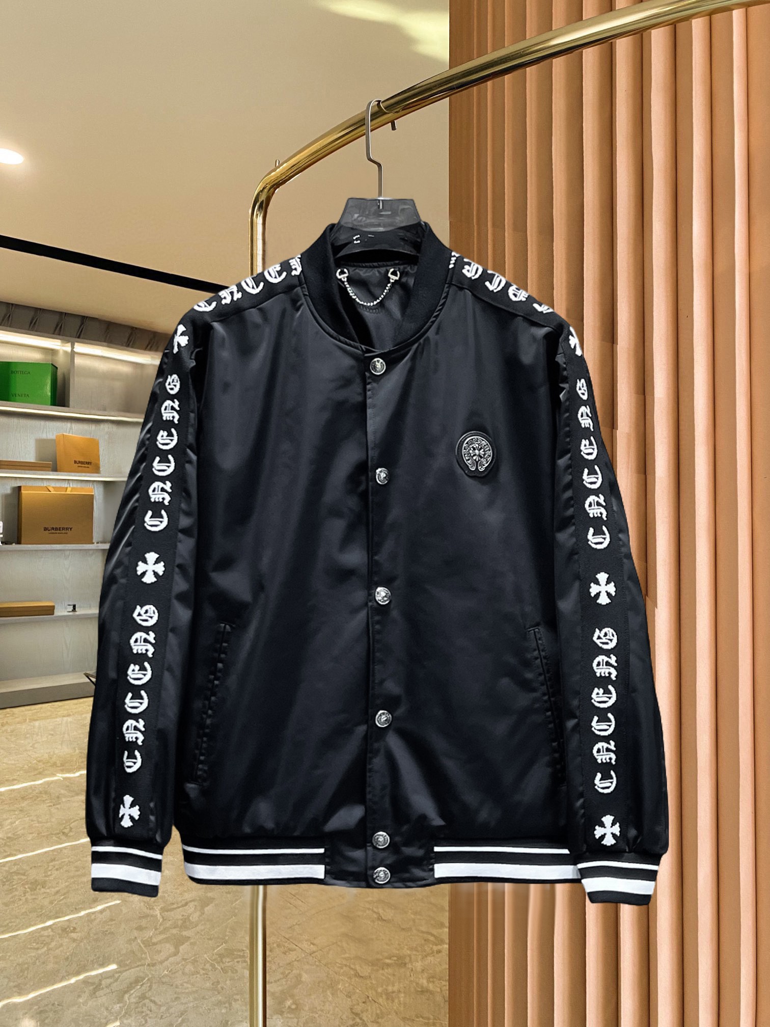 NO:521833,Crowxin's new spring jacket 2025, the new product on the show is perfect, comfortable and warm, the three standards have a complete color and full and attractive color, and the very outstanding design easily advances the sense of fashion, the workmanship is extremely exquisite and rigorous, and the wiring is neat and meticulous!  A masterpiece of a big-name designer!  The upper body doesn't look bloated and super handsome!  Spot code M ~ XXXL,,chrome hearts,jackets & coats,jackets & coats,alexander wang19860909克罗心 2025春季新款夹克外套,秀场新品品相非常完美,舒适保暖,三标齐全色泽饱满诱人,非常出彩的设计,轻松将时髦感进阶,做工极为考究严谨,走线工整细致！大牌设计师巨作！上身不显臃肿、超级帅气！现货码数M ～ XXXL,,chrome hearts,jackets & coats,jackets & coats,alexander wang,Men's clothing