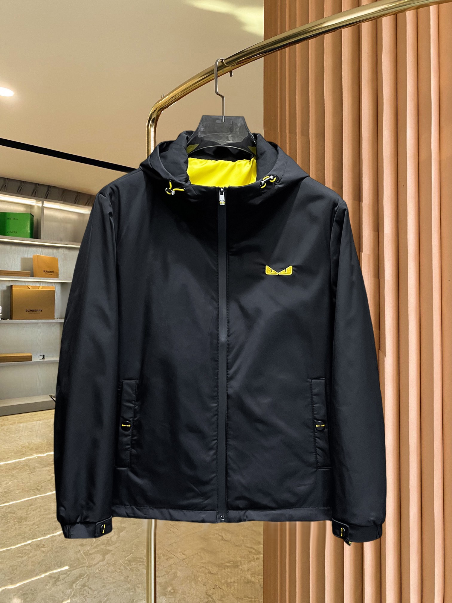 NO:547403,Fendi 2025 autumn new jacket jacket, the new product on the show is perfect, comfortable and warm, the three standards are complete in color and full and attractive, and the very outstanding design easily advances the sense of fashion, the workmanship is extremely exquisite and rigorous, and the wiring is neat and meticulous!  A masterpiece of a big-name designer!  The upper body doesn't look bloated and super handsome!  Spot code M ~ XXXL,,fendi,jackets & coats,jackets & coats,alexander wang19860909芬迪 2025开秋新款夹克外套,秀场新品品相非常完美,舒适保暖,三标齐全色泽饱满诱人,非常出彩的设计,轻松将时髦感进阶,做工极为考究严谨,走线工整细致！大牌设计师巨作！上身不显臃肿、超级帅气！现货码数M ～ XXXL,,fendi,jackets & coats,jackets & coats,alexander wang,Men's clothing