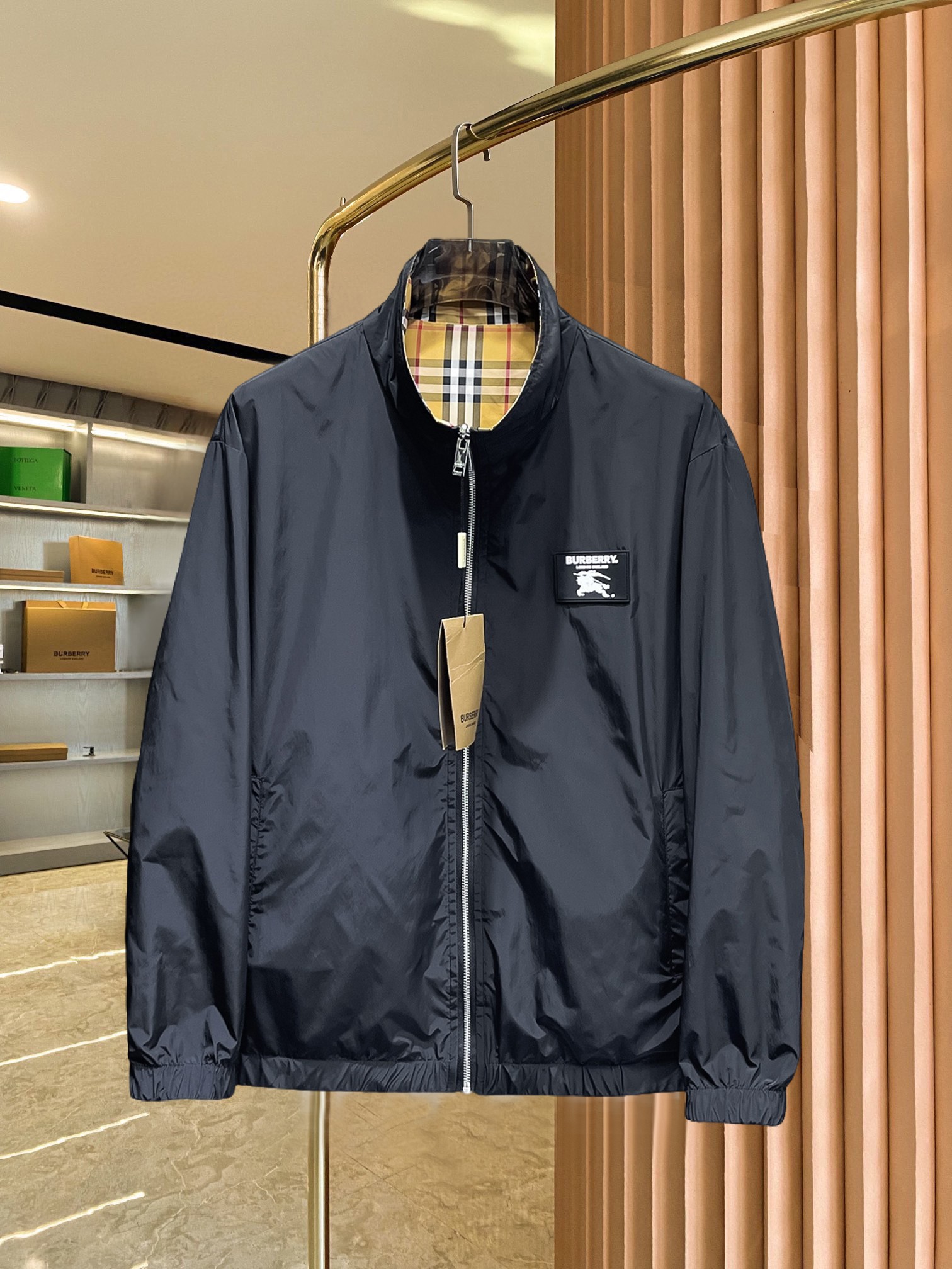 NO:521861,Burberry's new spring jacket for 2025, the new product on the show is perfect, comfortable and warm, the three-standard complete colors and full and attractive, and the very outstanding design easily advances the sense of fashion. The workmanship is extremely exquisite and rigorous, and the wiring is neat and meticulous!  A masterpiece of a big-name designer!  The upper body doesn't look bloated and super handsome!  Spot code M ~ XXXL,,burberry,jackets & coats,jackets & coats,alexander wang19860909巴宝莉 2025春季新款夹克外套,秀场新品品相非常完美,舒适保暖,三标齐全色泽饱满诱人,非常出彩的设计,轻松将时髦感进阶,做工极为考究严谨,走线工整细致！大牌设计师巨作！上身不显臃肿、超级帅气！现货码数M ～ XXXL,,burberry,jackets & coats,jackets & coats,alexander wang,Men's clothing