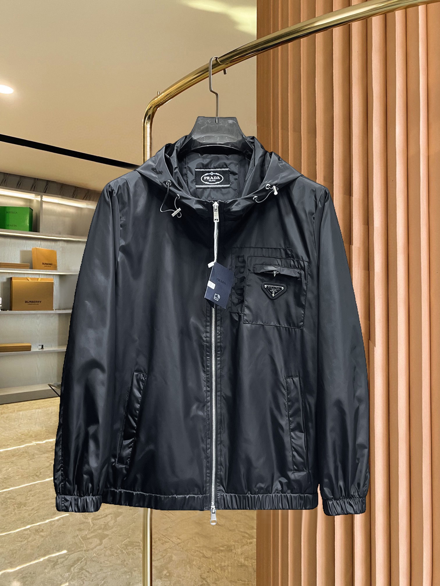 NO:521863,Prada's new spring jacket 2025, the new product on the show is perfect, comfortable and warm, the three standards have a complete color and full and attractive color, and the very outstanding design easily advances the sense of fashion, the workmanship is extremely exquisite and rigorous, and the wiring is neat and meticulous!  A masterpiece of a big-name designer!  The upper body doesn't look bloated and super handsome!  Spot code M ~ XXXL,,prada,jackets & coats,jackets & coats,alexander wang19860909普拉达 2025春季新款夹克外套,秀场新品品相非常完美,舒适保暖,三标齐全色泽饱满诱人,非常出彩的设计,轻松将时髦感进阶,做工极为考究严谨,走线工整细致！大牌设计师巨作！上身不显臃肿、超级帅气！现货码数M ～ XXXL,,prada,jackets & coats,jackets & coats,alexander wang,Men's clothing