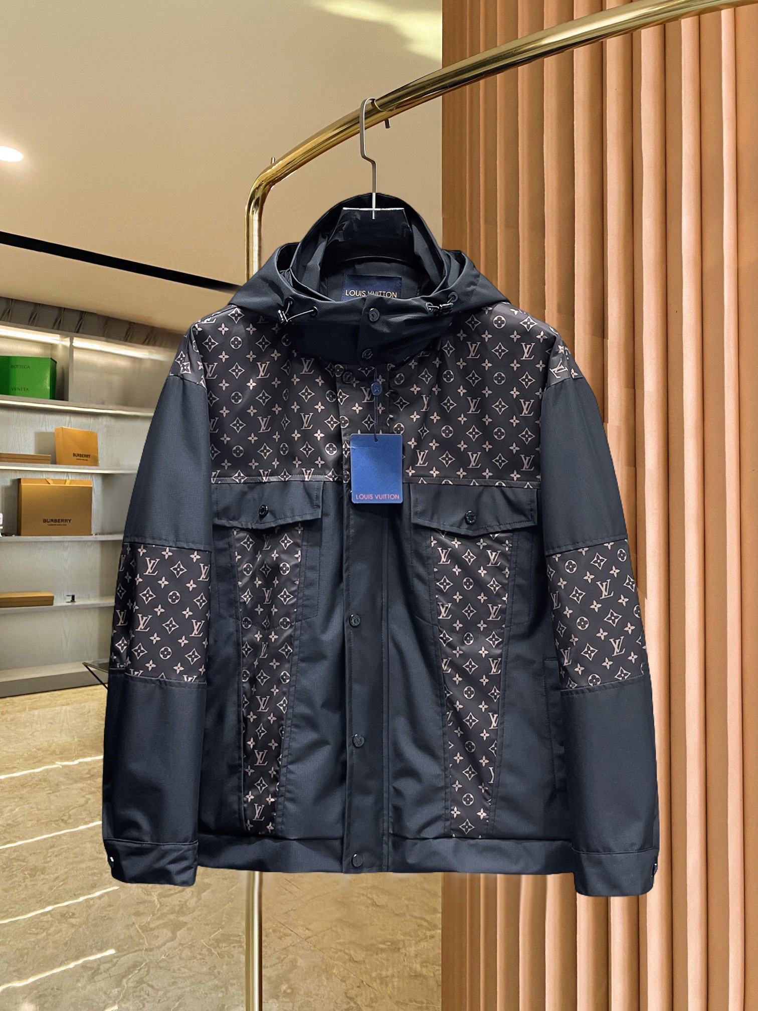 NO:547395,Lv 2025 autumn new jacket jacket, the new product on the show is perfect, comfortable and warm, the three standards are complete in color and full and attractive, and the very outstanding design easily advances the sense of fashion, the workmanship is extremely exquisite and rigorous, and the wiring is neat and meticulous!  A masterpiece of a big-name designer!  The upper body doesn't look bloated and super handsome!  Spot code M ~ XXXL,,louis vuitton,jackets & coats,jackets & coats,alexander wang19860909Lv 2025开秋新款夹克外套,秀场新品品相非常完美,舒适保暖,三标齐全色泽饱满诱人,非常出彩的设计,轻松将时髦感进阶,做工极为考究严谨,走线工整细致！大牌设计师巨作！上身不显臃肿、超级帅气！现货码数M ～ XXXL,,louis vuitton,jackets & coats,jackets & coats,alexander wang,Men's clothing