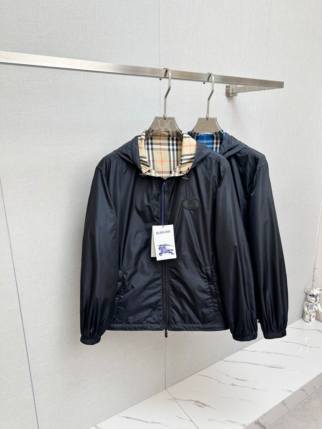 NO:519402,BURB Double-sided Jacket!  2025 spring and summer new men's casual jacket, foreign trade company order!  Customer-supplied original linen material, one of the classic proprietary fabrics!  The texture is light, soft and delicate, but the shape is straight and stylish!  It adopts a multi-layer structure and has windproof performance. The pockets are decorated with details and are extremely luxurious... Perfectly interpreting high-quality quality. Customized original hardware is available for customers!  Size M-3XL, burberry, jackets & coats, jackets & coats, alexander wang19860909BURB 双面夹克！2025春夏新品男士休闲夹克外套,外贸公司订单！客供原版亚麻材质,经典的专有织物之一！ 质地轻盈、触感又柔软细腻、但型态又笔挺有型！ 采用多层结构、具备防风性能. 口袋饰有细节、奢华极致… 完美演绎高品质品相.客供定制原版五金！尺码M-3XL,,burberry,jackets & coats,jackets & coats,alexander wang,Men's clothing