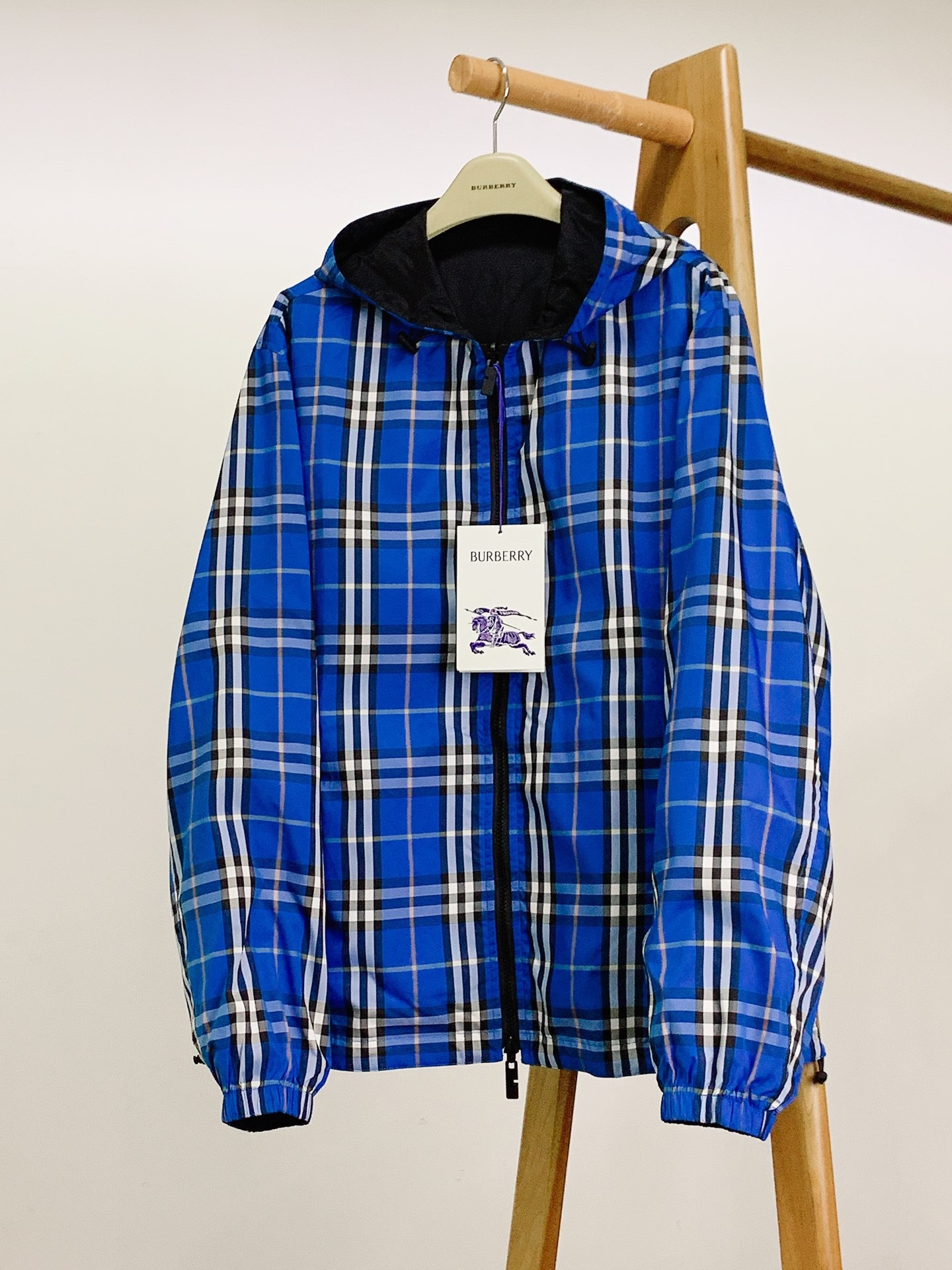 NO:519392,Burberry double-sided plaid hooded light jacket interprets double-sided British style, one jacket, two styles, double-sided design, double-fashioned. On one side is a classic plaid pattern, colored blue background with black and white intertwined plaid, full of retro British style, it seems like walking on the streets of London; on the other side is a simple solid color, low-key, restrained and versatile, and can be easily adapted for both business occasions or casual parties. A jacket can switch different styles at will to meet the diverse outfit needs. The hooded design adds casualness, the details at the brim of the hat are finely processed, and the inner plaid lining echoes the front plaid of the jacket, demonstrating the exquisiteness and care of the brand. The drawstring design is easy to adjust, which can better fit different head shapes, windproof and warm.  The solid color has the brand's iconic embossed logo, which shows the brand identity in a low-key manner, without being ostentatious, and shows its style. The zipper is smooth and smooth, and is paired with a blue drawstring, adding a bright color as an embellishment, exquisite and eye-catching, showing quality between opening and closing. The reinforcement of the two ends of the zipper enhances durability. The cuffs and hem are elastically closed, which can better modify the body while windproof and warm. It is made of high-quality light fabric, with soft and crisp texture, and is free of restraint. It has good breathability and wrinkle resistance. Whether it is daily commuting or traveling, it can always maintain a good condition to protect you. This double-sided plaid hooded light jacket, with classics as the cornerstone, is carved with details, and is a treasure item that cannot be missed in the closet of fashion enthusiasts. ……………………………………………………………………………………………………………………………………………………………………………………………………………………………………………………………………………………………………………………………………………………………………………………………………………………………………………………………………………………………………………………………………………………………………………………………………………………………………………………………………………………………………………………………………………………………  SizeM-3XL, burberry, burberry, jackets & coats, hats, alexander wang19860909Burberry 巴宝莉 双面穿格纹连帽轻盈外套 诠释双面英伦风尚,一件外套,两种风格,双面设计,双倍时尚. 一面是经典的格纹图案,彩蓝底色搭配黑白色交织的格纹 ,满满的复古英伦风情,穿上它仿佛漫步在伦敦街头；另一面是简约纯色,低调内敛又百搭,无论是商务场合还是休闲聚会,都能轻松适配.一件外套,随心切换不同风格,满足多样化穿搭需求. 连帽设计增添随性感,帽檐处细节处理精细,内部格纹里衬与外套正面格纹相呼应,彰显品牌的精致与用心 .抽绳设计方便调节,能更好贴合不同头型,防风又保暖. 纯色面带有品牌标志性的压花logo,低调中彰显品牌身份,无需张扬,自显格调. 拉链顺滑流畅,搭配蓝色拉绳,增添一抹亮色作为点缀,精致又醒目,开合之间尽显品质.拉链两端的加固处理,增强了耐用性 . 袖口和下摆采用弹性收口设计,防风保暖的同时,能更好地修饰身形,穿着舒适且利落 . 采用高品质轻盈面料,质感柔软且挺括,穿着毫无束缚感.具备良好的透气性和抗皱性,无论是日常通勤还是外出旅行,它都能时刻保持良好状态,为你保驾护航 .这件双面穿格纹连帽轻盈外套,以经典为基石,用细节做雕琢,是时尚爱好者衣橱中不容错过的宝藏单品. …………………………………………………… SizeM-3XL,,burberry,burberry,jackets & coats,hats,alexander wang,Men's clothing
