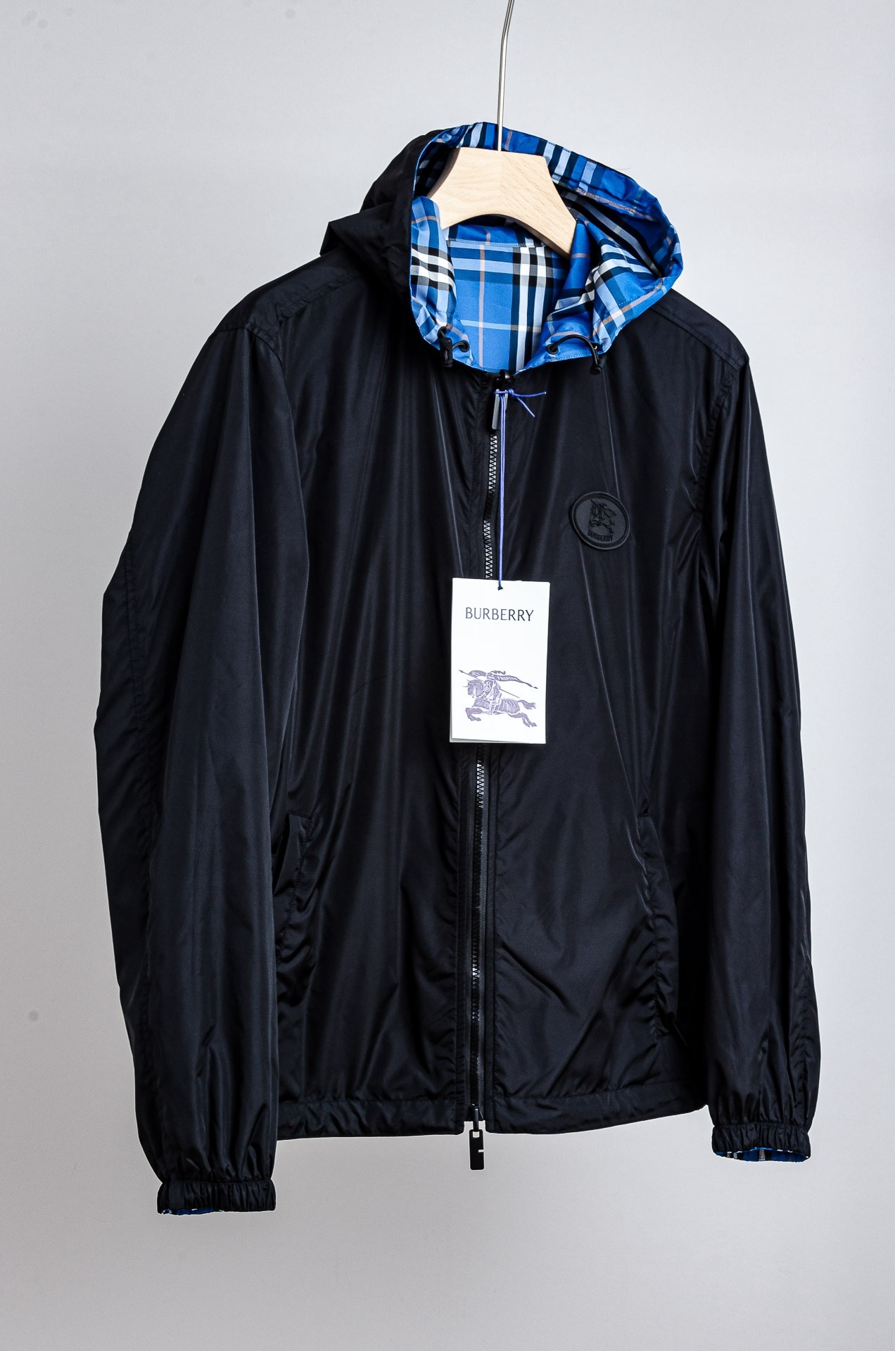 NO:519379,BBR 2025 new classic plaid + Warmas logo double-sided hooded jacket jacket # windproof and waterproof nylon double-sided two-sided style, one side is decorated with Bur plaid, and the other side is embellished with Equestrian Knight logo (EKD) solid color design, presenting a casual style, same style for men and women, yardage M-3XL high version!  What you see is what you get!  ,burberry,jackets & coats,jackets & coats,hats,alexander wang19860909BBR 2025新款经典格纹+战马士徽标双面穿连帽夹克外套# 防风防水尼龙双面两穿款式,一面装饰 Bur 格纹,另一面为点缀马术骑士徽标（EKD）纯色设计,呈现休闲版型 男女同款 码数M-3XL 高版本！所见即所得！,,burberry,jackets & coats,jackets & coats,hats,alexander wang,Men's clothing