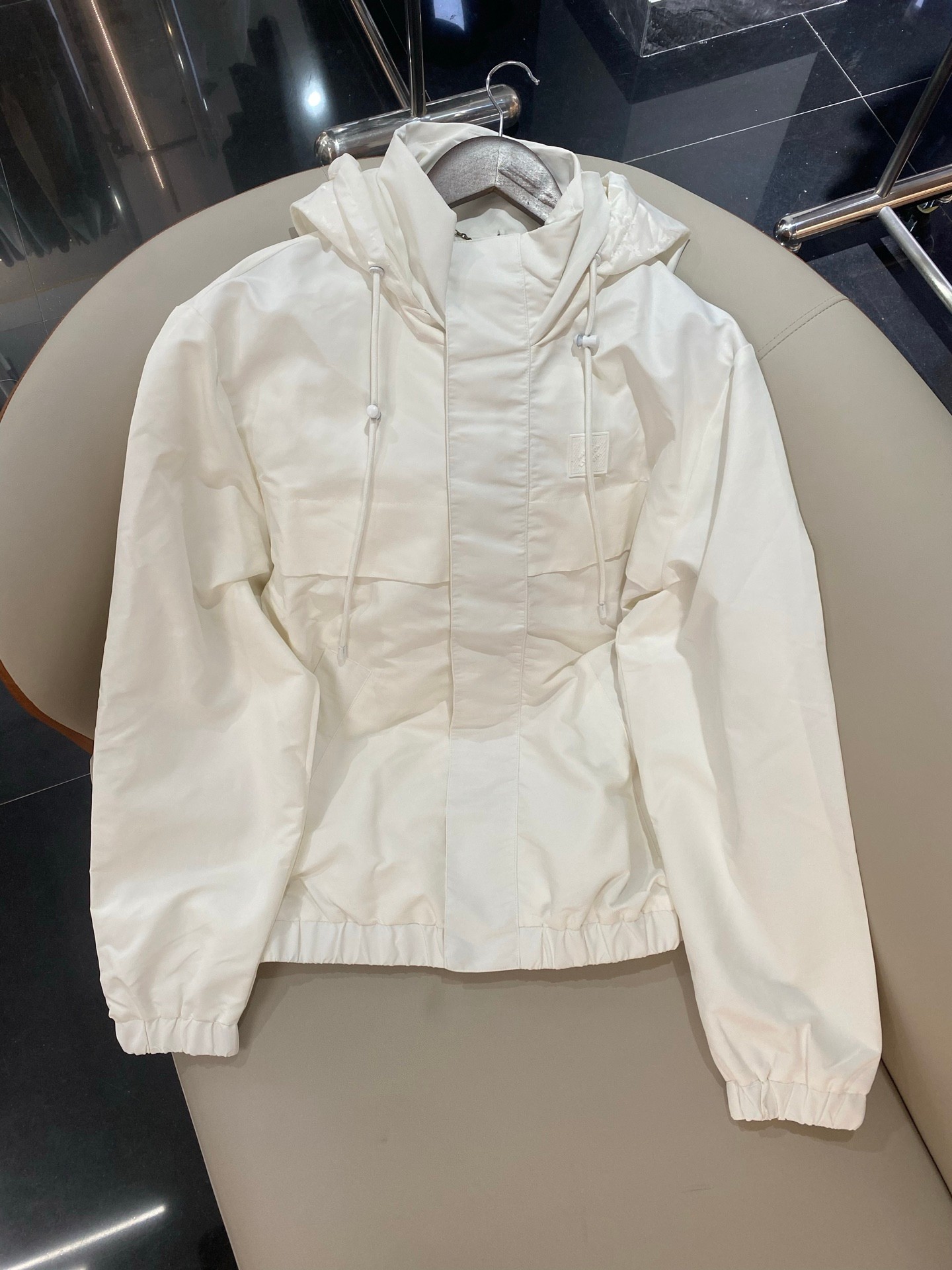 NO:528331,Louis Vuitton 25SS letter badge jacquard splicing jacket jacket front rubber Marque L.Vuitton Déposée patch, can be stored and adjustable Monogram pattern hood, elastic cuffs and waist, breathable underarm eyelets, same-color lining, hidden zipper front closure, casual style, this style repels water and windproof makes the mid-season stacking with sports details. Adjustable Monogram pattern hood that can be stuffed into the collar reveals the brand meaning. M-3XL,,louis vuitton, jackets & coats,hats,alexander wang19860909Louis Vuitton 25SS 字母徽章提花拼接冲锋衣外套 正面橡胶Marque L.Vuitton Déposée 贴饰,可收纳可调节 Monogram 图案兜帽,弹力袖口和腰部,透气腋下孔眼,同色系里布内衬,隐藏式拉链前襟,休闲款式,本款拒水防风以运动细节成就季中时节的叠搭佳选.可塞入衣领的可调Monogram 图案兜帽流露品牌意蕴. 男女同款码数M-3XL,,louis vuitton,jackets & coats,hats,alexander wang,Men's clothing