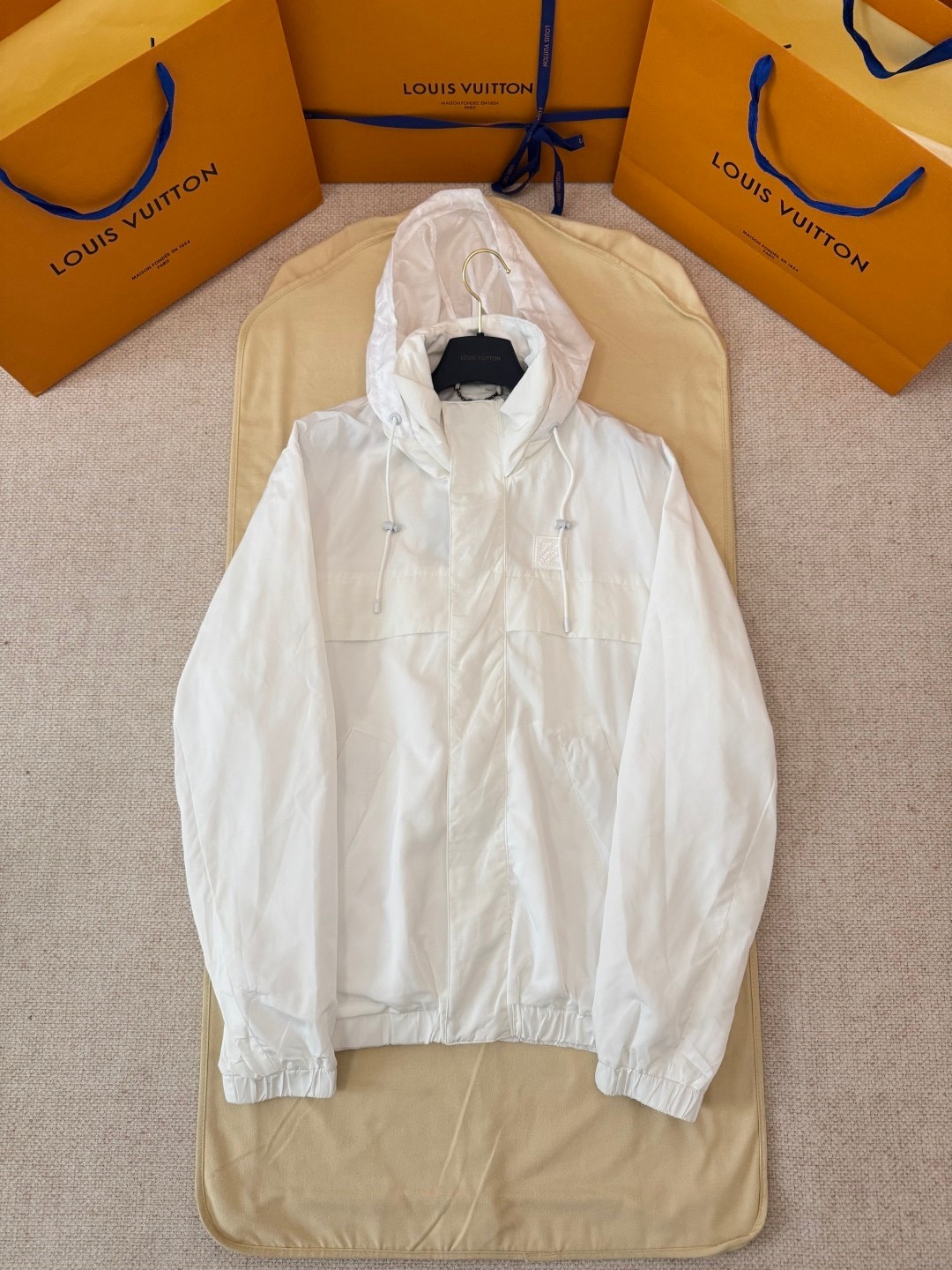 NO:528329,NL's exclusive original development LOUIS VUITTON spliced ​​windproof zipper jacket. Process description is made of viscose and cotton blended fabric, which combines comfort and functionality. The standard design is paired with a hidden zipper front closure, showing a simple and neat style. The adjustable Monogram pattern hood can be folded into the collar, and the elastic cuffs and waist ensure a fit. The unique breathable underarm eyelet design improves wear comfort. The lining is made of classic presbyopia lining, which has been processed by aligning cutting process, which takes a long time but ensures perfect details. The front is decorated with rubber Marque L.Vuitton  Déposée brand logo patches show the brand genes. The side bag design is practical and beautiful, and the hardware accessories are made of original mold opening. The hidden hat brim technology complements the appearance of the clean color splicing. The overall tailoring is exquisite, and the upper body effect is crisp and stylish. The fabric feels comfortable to touch and the windproof and water-repellent characteristics make it an ideal stacking choice for mid-season season. Color white Size M-3XL,,louis vuitton,jackets & coats,jackets & coats,hats,alexander wang19860909NL独家原版开发LOUIS VUITTON拼接防风拉链夹克外套 工艺说明采用粘胶纤维与棉混纺面料,兼具舒适性与功能性.标准版型设计搭配隐藏式拉链前襟,展现简约利落风格.可调节Monogram图案兜帽可折入衣领,弹力袖口和腰部确保穿着贴合.独特的透气腋下孔眼设计提升穿着舒适度.内衬采用经典老花里布,经过对位裁剪工艺处理,耗时较长但确保细节完美.正面饰有橡胶Marque L.Vuitton Déposée品牌标识贴饰,彰显品牌基因.侧袋设计实用美观,五金配件均为原版开模制作.隐藏式帽檐工艺与净色拼接外观相得益彰,整体剪裁考究,上身效果挺括有型.面料触感舒适,防风拒水特性使其成为季中时节理想的叠搭选择. 颜色白色 尺码M-3XL,,louis vuitton,jackets & coats,jackets & coats,hats,alexander wang,Men's clothing