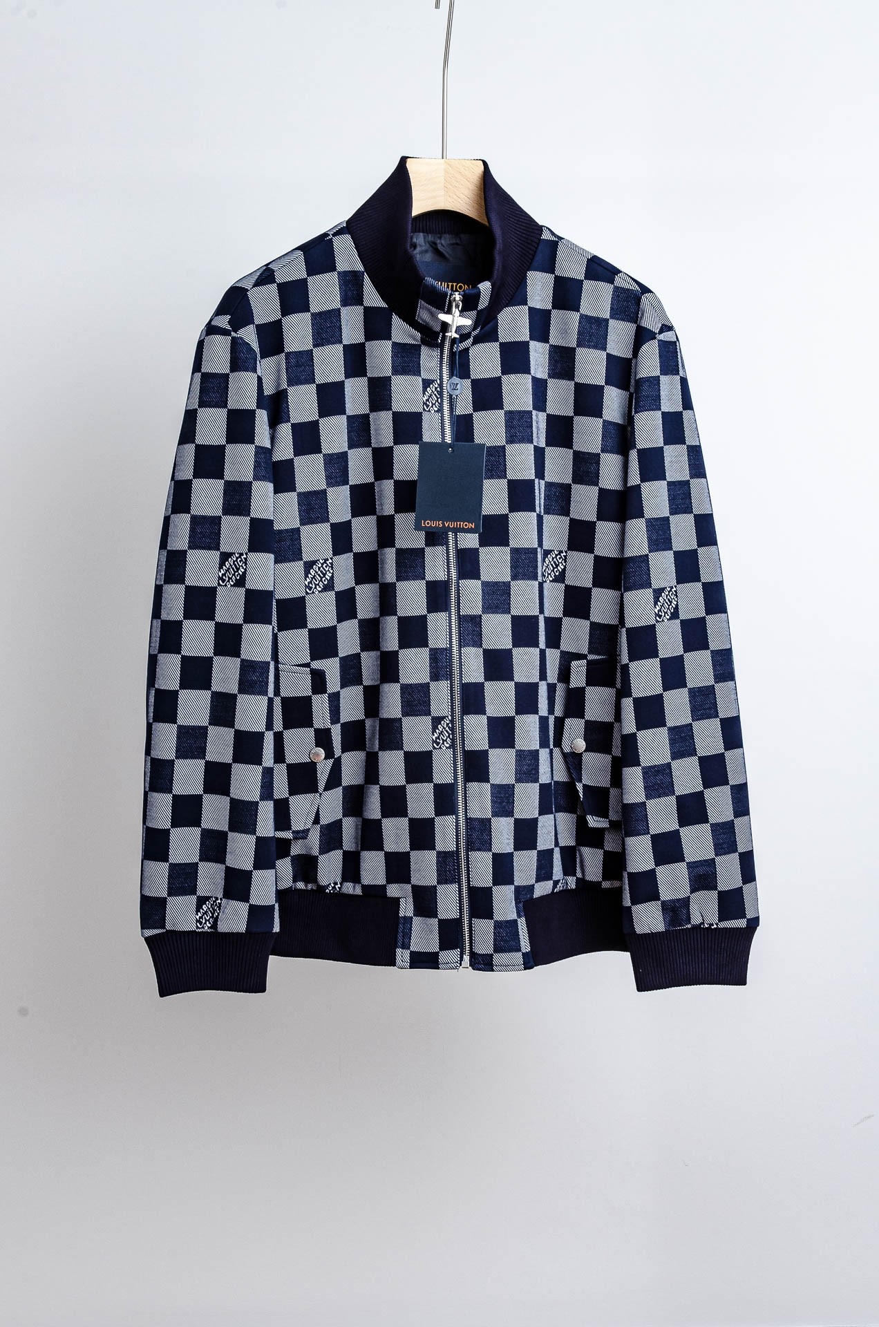 NO:540110,25FW————A presbyterian letter fashion jacket, with its unique retro charm and modern design, has become a highlight item in the wardrobe. The surface of the jacket is based on classic presbyterian patterns, and is decorated with the brand's iconic letter elements in a staggered manner, retaining the traces of time and without losing the fashionable and cutting-edge style. It uses high-quality fabrics, soft and good breathability, and can be easily controlled even in the spring and autumn seasons. The cut is three-dimensional, and the style is slim and not tight. Whether it is daily travel or casual gathering, it can be easily matched to show the wearer's unique taste and extraordinary temperament. The details are true, and the exquisite stitching and button design all reveal the brand's ingenuity. This presbyterian letter fashion jacket is an ideal choice for those who pursue personality and retro feelings.  Spot blue 48-50-52-54-56,,jackets & coats,alexander wang1986090925FW———老花字母时尚外套,以其独特的复古韵味与现代设计的巧妙融合,成为衣橱中的亮点单品.外套表面以经典的老花图案为基底,错落有致地点缀着品牌标志性的字母元素,既保留了岁月的痕迹,又不失时尚前沿的格调.采用高品质面料,触感柔软且具备良好的透气性,即便是春秋换季也能轻松驾驭.剪裁立体,版型修身而不紧绷,无论是日常出行还是休闲聚会,都能轻松搭配,展现穿着者的独特品味与不凡气质.细节之处见真章,精致的缝线与纽扣设计,无一不透露出品牌的匠心独运.这款老花字母时尚外套,是追求个性与复古情怀人士的理想之选. 现货发售蓝色48-50-52-54-56,,jackets & coats,alexander wang,Men's clothing