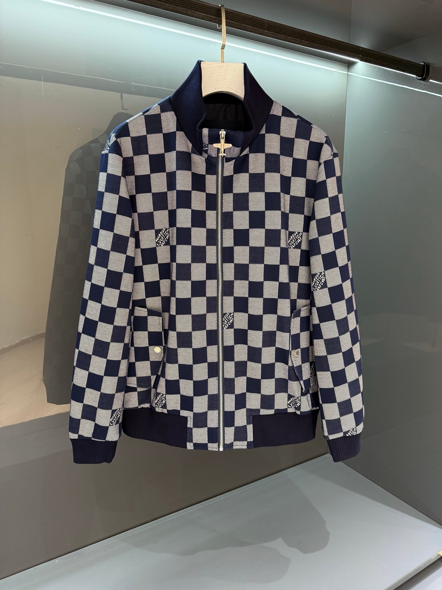 NO:540093,[New Product] Counter Synchronization '' 2025SS Early Autumn Series New Style is launched. The plaid ultimate luxury jacket jacket. OEM products from trade channels are hard-won! The output is rare and precious. The difficulty coefficient is shocking! You can identify today's high-craft styles at a glance. Monogram tie-dye theme, metal buttons, 3D zippers. The texture is delicate and soft, and the touch is invincible. There is no match for wearing the inner wear alone! The diamond-cut lapel is also unique and elegant. Professional Seee edge-cut craftsmanship and sewing are natural. Painted irregular metal buttons are very eye-catching. Color: blue Size M-3XL M Shoulder width 46 Bust 104 Long 65 Sleeve length 61,, jackets & coats, jackets & coats, alexander wang19860909【新品】柜台同步 “”2025SS早秋系列新式上线.格纹极致奢感夹克外套.来自贸易渠道代工品来之不易!产量稀少珍贵.难度系数之高令人震撼! 一眼便能识别属于当今的高工艺款式. Monogram 扎染主题,金属纽扣、3D 拉链 质感极具细腻柔软,触感无敌,单穿内搭无对手!钻石切割型的翻领也是别致风华. 专业Seee锁边工艺制作缝制可谓浑然天成.烤漆型不规则金属纽扣俨然入目 颜色:蓝色 尺码M-3XL M肩宽46胸围104衣长65袖长61,,jackets & coats,jackets & coats,alexander wang,Men's clothing