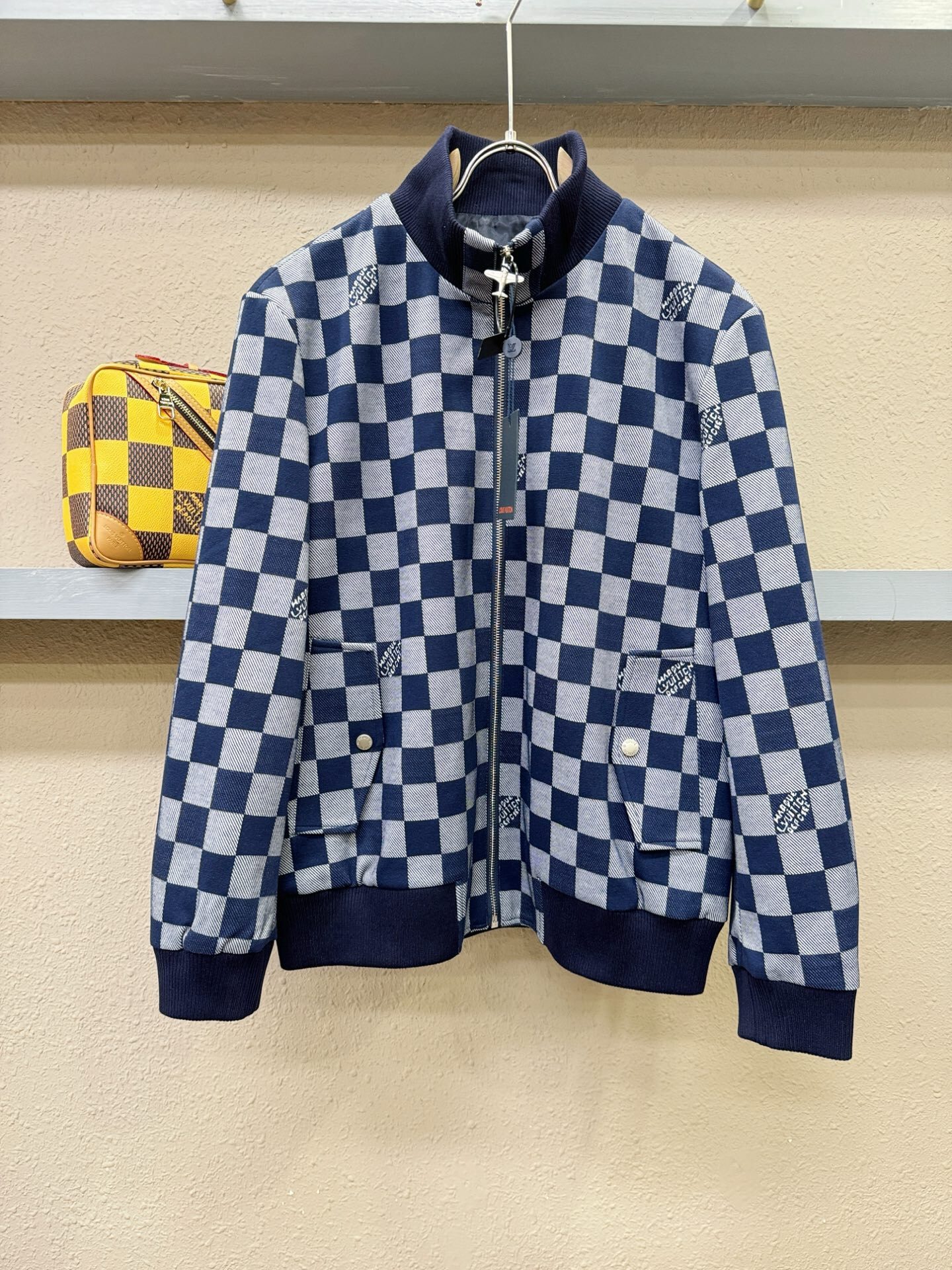 NO:540099,LV Louis Vuitton 2025 autumn and winter new style, original single product, imported Italian fabrics are fashionable. In Europe, the upper body is more casual and elegant, original hardware is luxurious and high-end customized new work!  Luxury brand characteristics logo embellishment design, the highest quality shipment in the market, original auxiliary materials, the ultimate luxury!  Soft and comfortable. The upper body is so handsome!  Suitable for any scene!  Number of codes: 48-56, louis vuitton,louis vuitton,alexander wang19860909LV路易威登 2025秋冬新款,原单狠货 意大利进口面料时尚.欧洲同步,上身更随意大方,原版五金奢华高档定制新作！奢华品牌特质logo点缀设计,市场最高品质出货、原版辅料,奢华极致！柔软舒适.上身爆帅！适合任意场景！码数:48-56,,louis vuitton,louis vuitton,alexander wang,Men's clothing