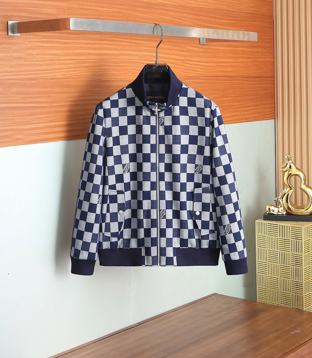 NO:540102,, 2025SS autumn and winter new LV jacquard checkerboard jacket, customized fabric, breathable and comfortable, impeccable details, brand elements design concept, reflecting high quality. The feel is delicate and soft!  It is casually cut, with a great upper body style!  Wearing it is comfortable and slim, lazy and casual, combined with clean and simple colors, it is particularly pleasing to look at, suitable for daily wear~ I love to launch sports items embellished with vitality prints to welcome the arrival of the warm season. Size 4850525456J-3585,,louis vuitton,jackets & coats,jackets & coats,alexander wang19860909,2025SS秋冬新品LV提花棋盘格夹克外套 定制面料 透气舒适度高,细节无可挑剔,品牌元素设计理念,体现高品质.手感细腻柔软！呈现休闲裁剪,上身版型超赞！穿上就是舒适自在又显瘦的存在,慵懒而随性,结合干净简单的色系就特别耐看,适合日常穿着~倾情推出缀饰活力印花的运动单品,迎接温暖季节的到来. 尺码4850525456J-3585,,louis vuitton,jackets & coats,jackets & coats,alexander wang,Men's clothing