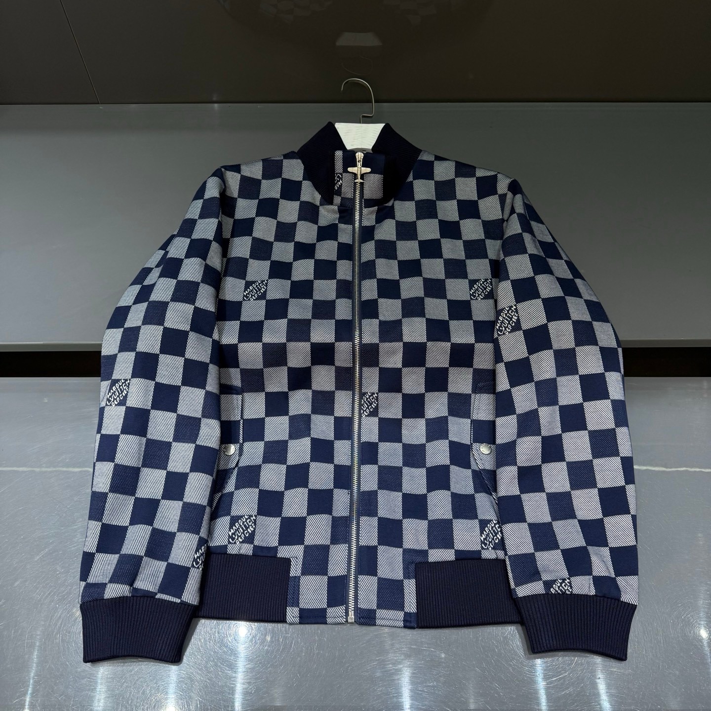 NO:540108,2025SS autumn and winter new LV jacquard checkerboard jacket custom fabric, high breathability and comfort, impeccable details, brand element design concept, reflecting high quality. It feels delicate and soft!  It is casually cut, with a great upper body style!  Wearing it is comfortable and slim, lazy and casual, combined with clean and simple colors, it is particularly pleasing to look at, suitable for daily wear~ I love to launch sports items embellished with vitality prints to welcome the arrival of the warm season. Size 48-56,,louis vuitton,jackets & coats,jackets & coats,alexander wang198609092025SS秋冬新品LV提花棋盘格夹克外套 定制面料 透气舒适度高,细节无可挑剔,品牌元素设计理念,体现高品质.手感细腻柔软！呈现休闲裁剪,上身版型超赞！穿上就是舒适自在又显瘦的存在,慵懒而随性,结合干净简单的色系就特别耐看,适合日常穿着~倾情推出缀饰活力印花的运动单品,迎接温暖季节的到来. 尺码48-56,,louis vuitton,jackets & coats,jackets & coats,alexander wang,Men's clothing