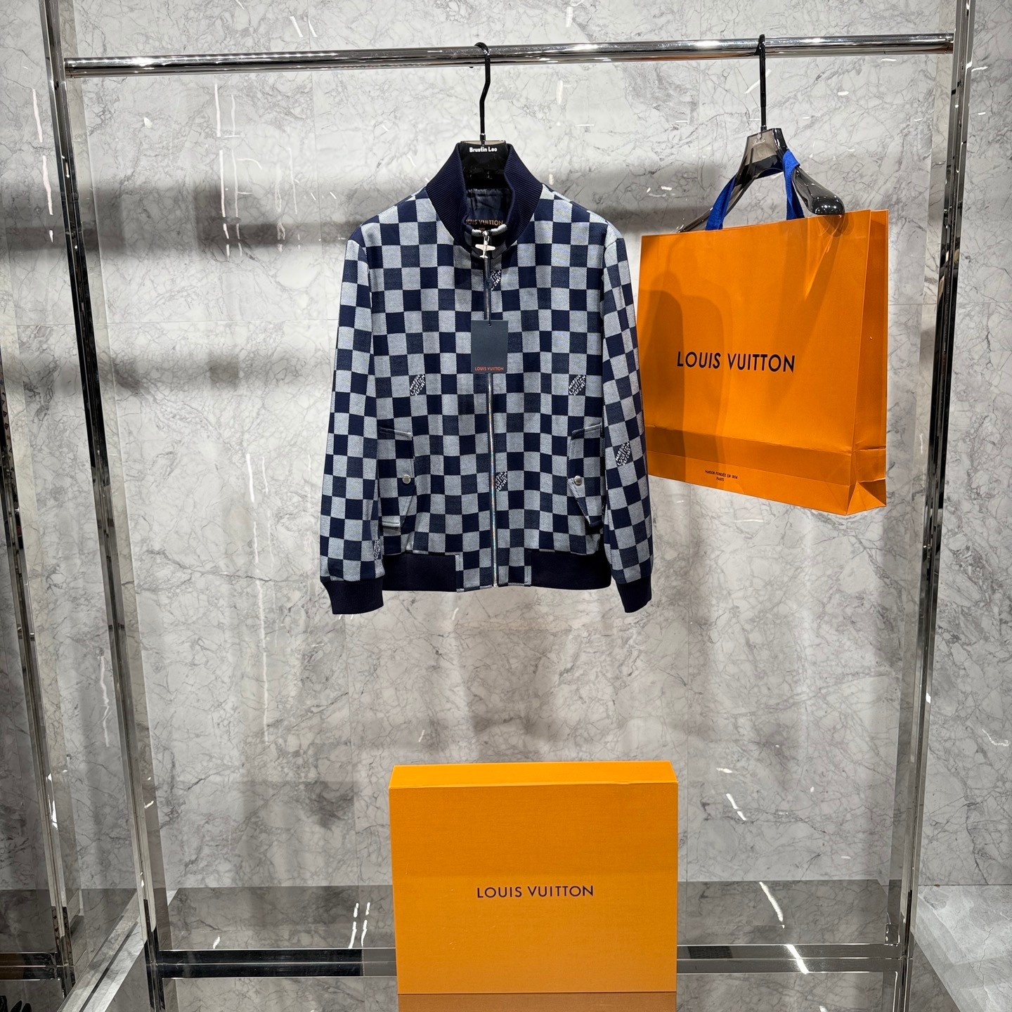 NO:540111,3585, 25 autumn and winter new products are released, Louis' latest knitted jacquard fabric jacket shipped, blue and gray checkerboard knitted jacquard fabric, all auxiliary materials are customized the latest, the upper body is extremely comfortable, 48-56 sizes, louis vuitton, jackets & coats, alexander wang19860909款号3585,25秋冬新品发布,路易最新针织提花面料夹克出货,蓝灰棋盘格针织提花面料,全部辅料原版订制最新,上身舒适度极强,48-56码,,louis vuitton,jackets & coats,alexander wang,Men's clothing