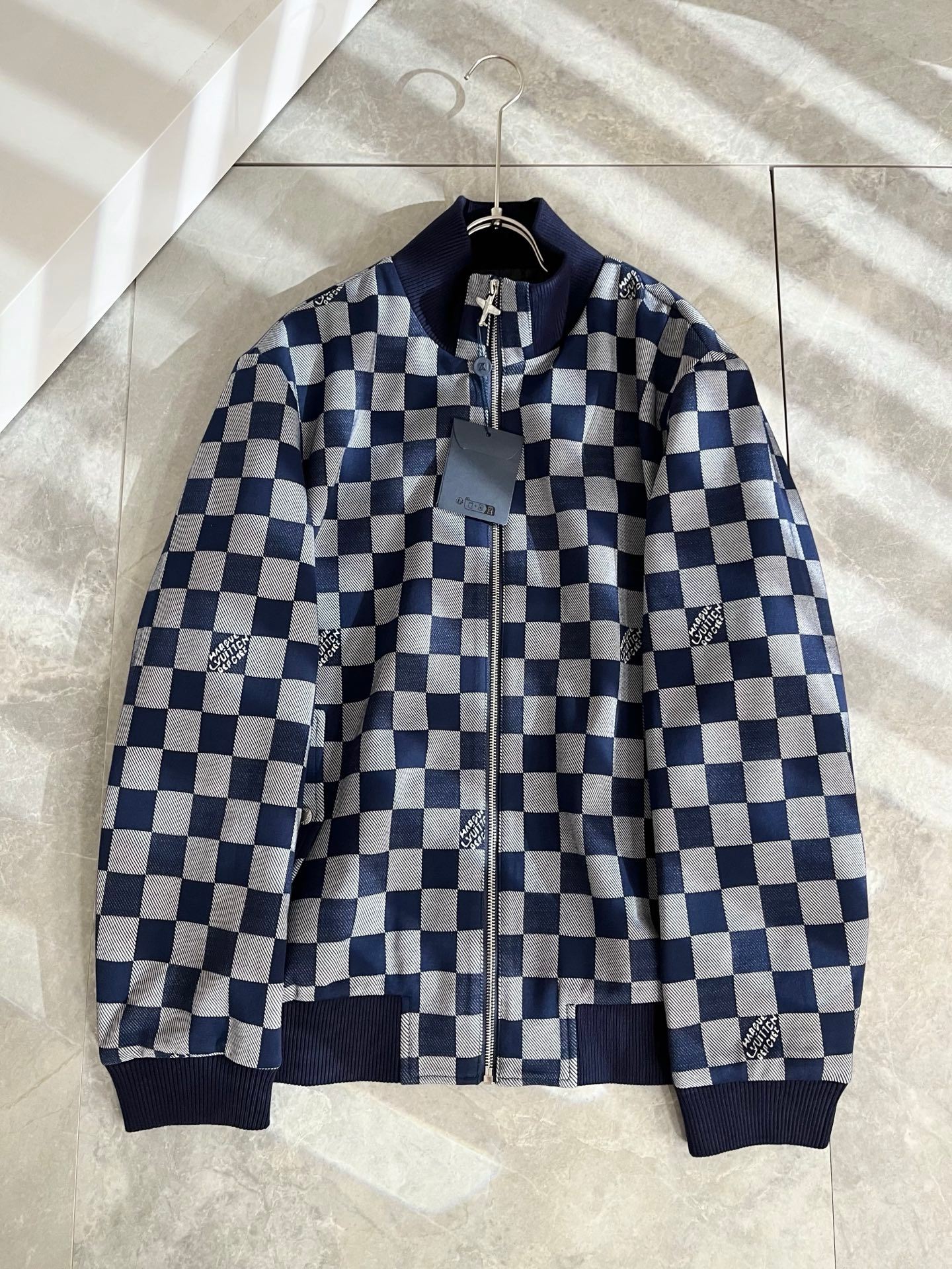 NO:540091,Louis Vuit*on 2025 autumn and winter new light luxury men and women's same jacket jacket, the new high-end of the Louis family, the details and quality are always flawless, heavy industry washing design!  Chili logo hardware pattern design!  If you don’t buy a few Louis items this spring, you are not considered a fashion expert. It interprets Louis’ iconic elements, which are really something that everyone loves. It is super soft and tough, and has excellent breathability. It comes from world-class trade-level OEM channels, with extremely rare quantity and no help after selling out. It is clean and neat. This is the special skill of the Louis family and the latest craftsmanship this quarter. The degree of meticulousness has reached the top, and the loose three-dimensional tailoring design is a unique one. It is a fusion of luxury and fashion!  Size M-3XL, louis vuitton,louis vuitton,jackets & coats,jackets & coats,alexander wang19860909Louis Vuit*on 路易*登 2025秋冬新款轻奢男女同款夹克外套,路易家族的新高端,细节品质永远的那么完美无瑕,重工洗水设计！辣椒logo五金图案设计！今年春季节没有入手几件路易你算不上时尚达人.诠释路易的标志性元素,实属人见人爱的东西.超级柔软且具有韧性,透气感也是绝佳.来自世界级贸易级别的代工厂渠道,数量极其稀少售完无补.干净俐落.这是路易家族的看家绝活也是本季度的最新工艺.细致化程度已经达到顶端了,宽松立体剪裁的版型设计堪称一绝.属于奢华与时尚的融合！尺码M-3XL,,louis vuitton,louis vuitton,jackets & coats,jackets & coats,alexander wang,Men's clothing