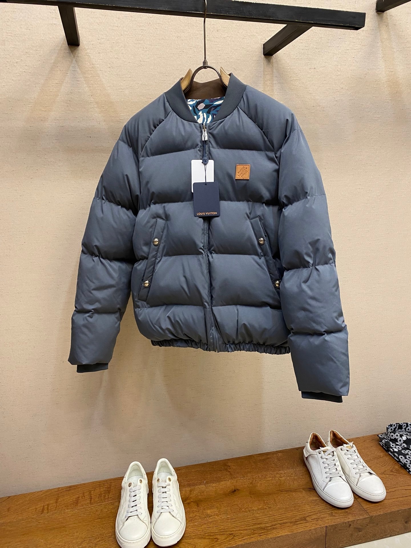 NO:645391,1V, 2025, new autumn and winter down jacket, 450g down filling capacity, double-sided wear, zipper opening and closing, pockets on both sides of the front, four-button opening and closing, fine overall workmanship, excellent texture, 11 restoration. Same style for men and women, size M-3XL,, down jacket, alexander wang198609091V,2025,秋冬新品羽绒棉服,450g充绒量,双面穿搭,拉链开合,正面两侧口袋,四合扣开合,整体做工精细,质感卓越,11还原.男女同款 尺码M-3XL,,down jacket,alexander wang,Men's clothing