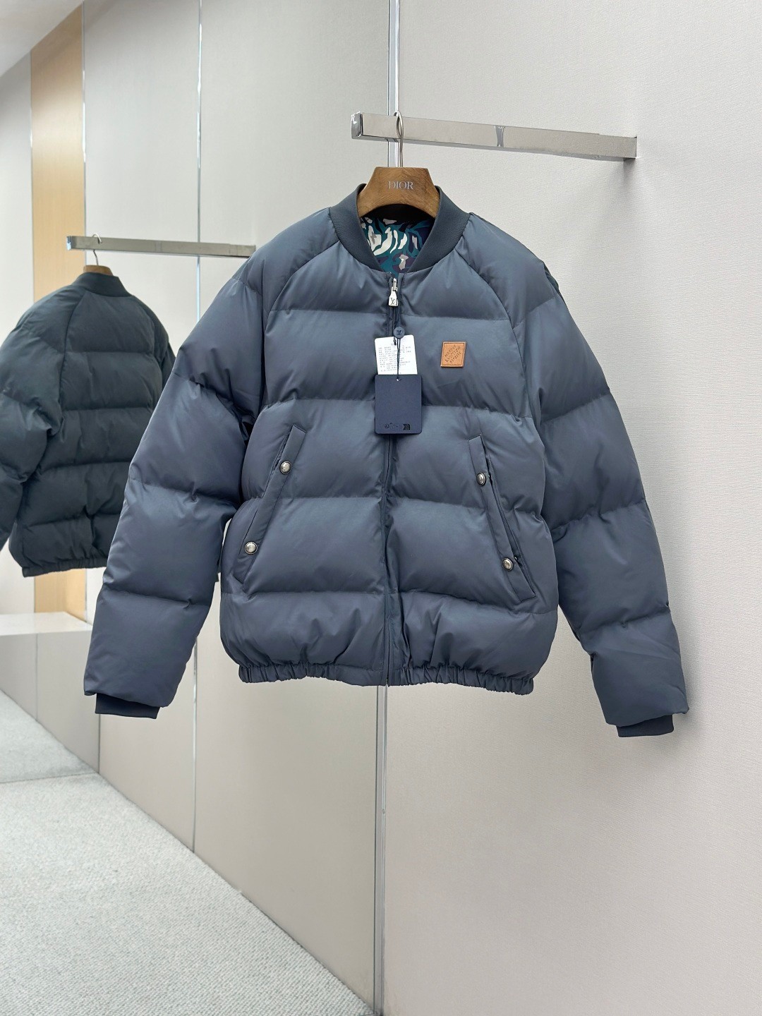 NO:645408,LOUIS VUITTON Louis Vuitton leather label camouflage double-sided cotton jacket  It uses 90% white duck down as the filling, which has excellent thermal insulation performance and light texture. When you brush the surface with your fingers, you can feel the fluffy down rebounding as light as a cloud. It not only provides excellent thermal insulation effect, but also ensures a comfortable wearing experience; the double-sided wearable design has finely processed the fabrics on both sides, and one side is full of high-end feel.  The matte matte material has a delicate texture and color that is calm and low-key through a special coating and treatment process. The other side is a vibrant bright reflective material, which uses the ingenious idea of hiding the flesh and making the body slimmer. The dropped shoulder design weakens the shoulder line through precise tailoring, making the shoulder line look softer and more natural, while also modifying the deficiencies of the shoulder.  Material: duck down, loose fit, color camouflage, size M-3XL,,louis vuitton,louis vuitton,down jacket,alexander wang19860909LOUIS VUITTON路易威登皮标迷彩双面棉服 采用90白鸭绒作为填充物,具有极佳的保暖性能和轻盈质感,手指拂过表层能感受到蓬松的羽绒如云朵般轻盈回弹,不仅提供了卓越的保暖效果,还保证了穿着的舒适体验;双面可穿的设计对两面的面料进行了精细处理,一面是高级感十足的哑光雾面材质,通过特殊的涂层和处理工艺,使其质感细腻色泽沉稳低调,另一面是活力四射的亮面反光材质,运用了反了藏肉显瘦的巧思.落肩设计通过精确的剪裁弱化肩线,使得肩部线条看起来更加柔和自然,同时也能修饰肩部的不足. 材质: 鸭绒 版型宽松 颜色迷彩 尺码M-3XL,,louis vuitton,louis vuitton,down jacket,alexander wang,Men's clothing