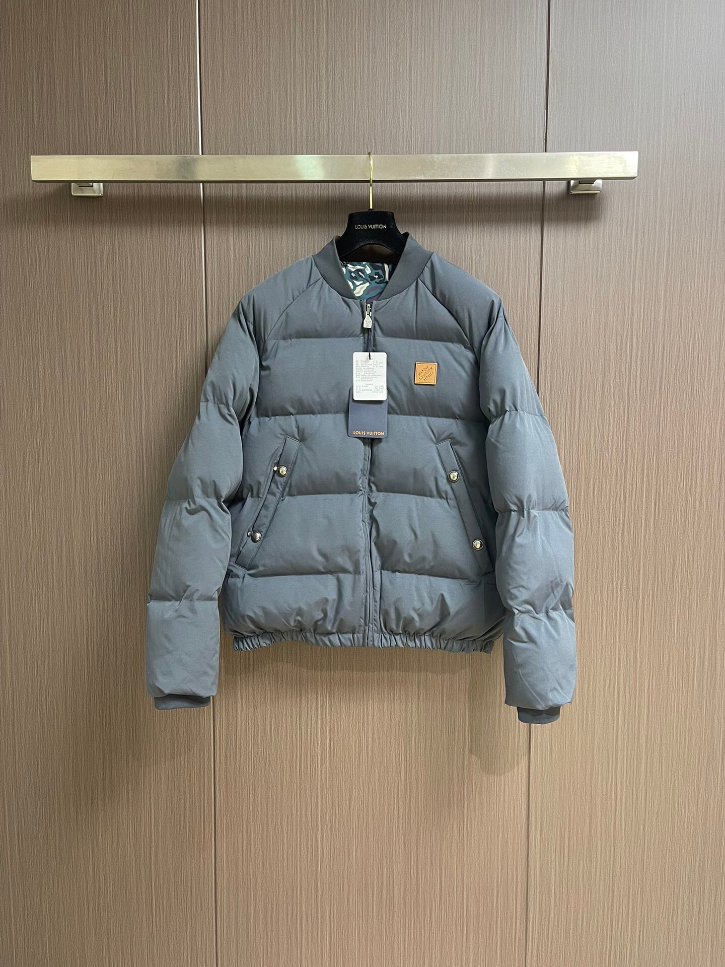 NO:645399,LV  The leather label camouflage double-sided cotton jacket uses 90% white duck down as the filling, which has excellent thermal insulation performance and light texture. When you brush the surface with your fingers, you can feel the fluffy down rebounding as light as clouds. It not only provides excellent thermal insulation effect, but also ensures a comfortable wearing experience. The double-sided wearable design has finely processed the fabrics on both sides, and one side is full of high-end feel.  The matte matte material has a delicate texture and a calm and low-key color through a special coating and treatment process. The other side is a vibrant bright reflective material, which uses the ingenious idea of hiding the flesh and making the body look slimmer. The dropped shoulder design weakens the shoulder line through precise tailoring, making the shoulder line look softer and more natural, while also modifying the deficiencies of the shoulder. Sizes 48-56, louis  vuitton,jackets & coats,down jacket,alexander wang19860909LV 皮标迷彩双面棉服外套,采用90％白鸭绒作为填充物,具有极佳的保暖性能和轻盈质感,手指拂过表层能感受到蓬松的羽绒如云朵般轻盈回弹,不仅提供了卓越的保暖效果,还保证了穿着的舒适体验；双面可穿的设计对两面的面料进行了精细处理,一面是高级感十足的哑光雾面材质,通过特殊的涂层和处理工艺,使其质感细腻色泽沉稳低调,另一面是活力四射的亮面反光材质,运用了反了藏肉显瘦的巧思.落肩设计通过精确的剪裁弱化肩线,使得肩部线条看起来更加柔和自然,同时也能修饰肩部的不足.尺码48-56,,louis vuitton,jackets & coats,down jacket,alexander wang,Men's clothing