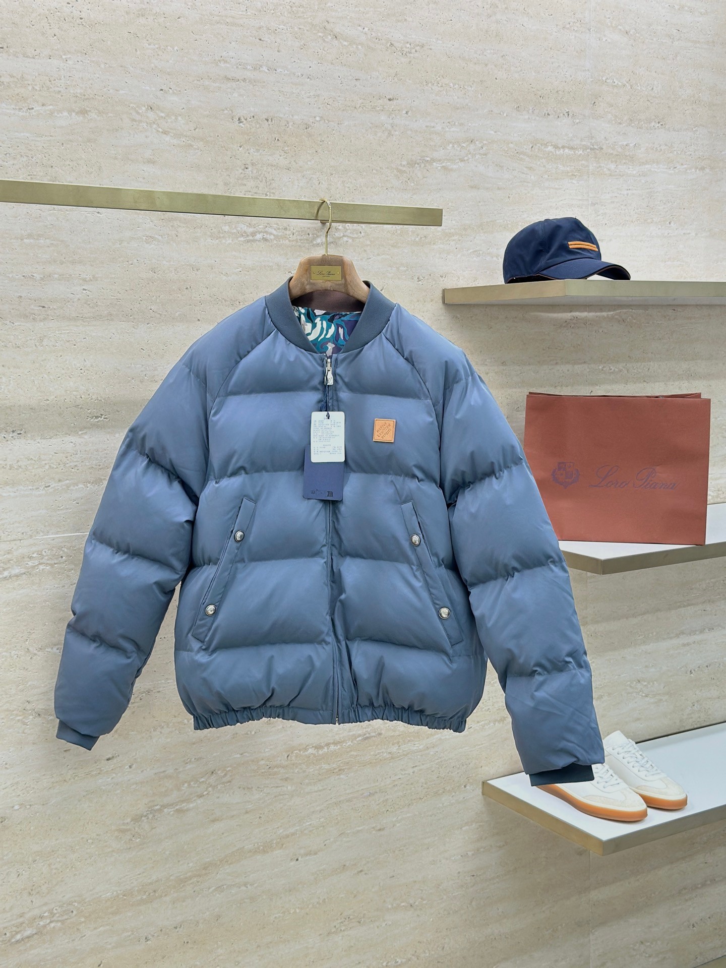 NO:645414,LOUIS VUITTON Louis Vuitton leather label camouflage double-sided cotton jacket  It uses 90% white duck down as the filling, which has excellent thermal insulation performance and light texture. When you brush the surface with your fingers, you can feel the fluffy down rebounding as light as a cloud. It not only provides excellent thermal insulation effect, but also ensures a comfortable wearing experience; the double-sided wearable design has finely processed the fabrics on both sides, and one side is full of high-end feel.  The matte matte material has a delicate texture and color that is calm and low-key through a special coating and treatment process. The other side is a vibrant bright reflective material, which uses the ingenious idea of hiding the flesh and making the body slimmer. The dropped shoulder design weakens the shoulder line through precise tailoring, making the shoulder line look softer and more natural, while also modifying the deficiencies of the shoulder.  Material: duck down, loose fit, color camouflage, size M-3XL,,louis vuitton,louis vuitton,down jacket,alexander wang19860909LOUIS VUITTON路易威登皮标迷彩双面棉服 采用90白鸭绒作为填充物,具有极佳的保暖性能和轻盈质感,手指拂过表层能感受到蓬松的羽绒如云朵般轻盈回弹,不仅提供了卓越的保暖效果,还保证了穿着的舒适体验;双面可穿的设计对两面的面料进行了精细处理,一面是高级感十足的哑光雾面材质,通过特殊的涂层和处理工艺,使其质感细腻色泽沉稳低调,另一面是活力四射的亮面反光材质,运用了反了藏肉显瘦的巧思.落肩设计通过精确的剪裁弱化肩线,使得肩部线条看起来更加柔和自然,同时也能修饰肩部的不足. 材质: 鸭绒 版型宽松 颜色迷彩 尺码M-3XL,,louis vuitton,louis vuitton,down jacket,alexander wang,Men's clothing