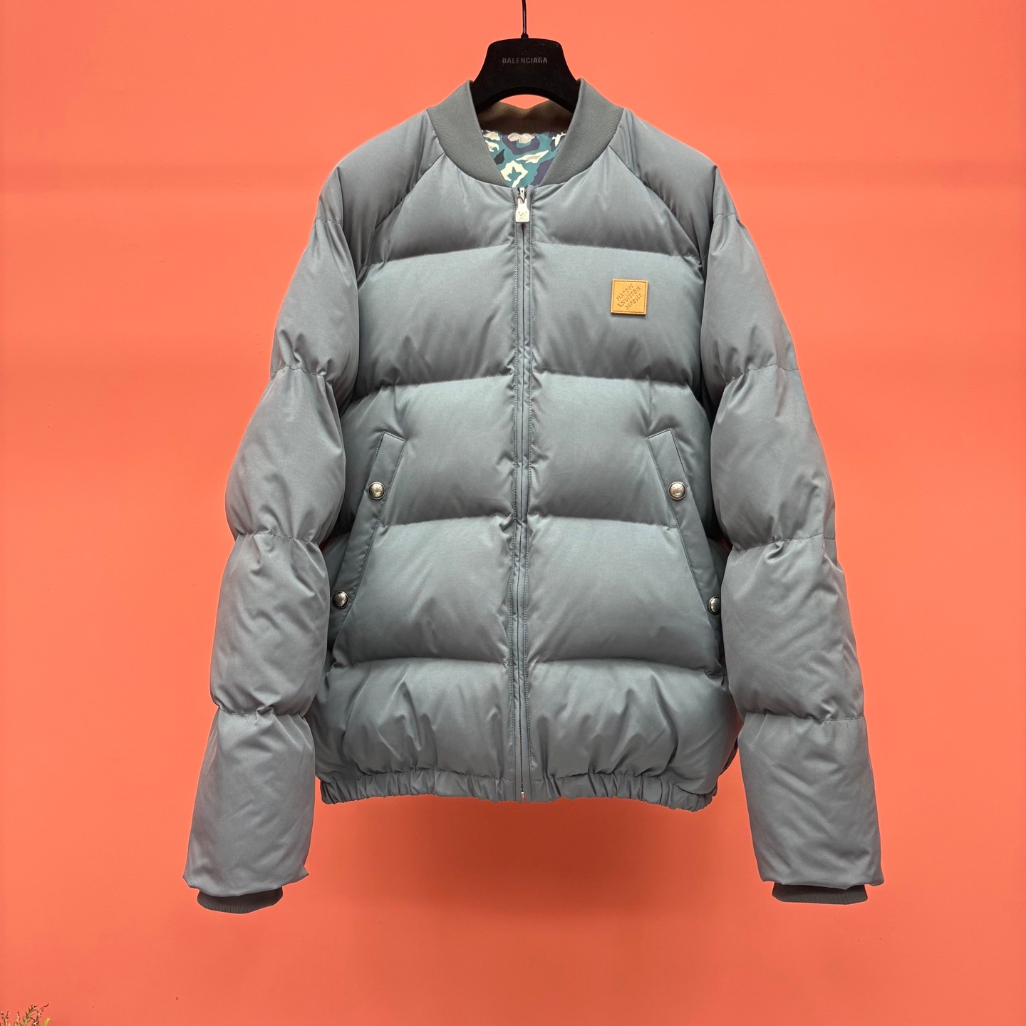 NO:645405,Exclusive real shot background picture 1 1V double-sided down jacket, 450g down filling capacity, double-sided wear, zipper closure, pockets on both sides of the front, four-button closure, overall fine workmanship, excellent texture, 11 restoration. Size M-3XL,,down jacket,alexander wang19860909独家实拍背景图1 1V双面羽绒棉服, 450g充绒量,双面穿搭, 拉链开合,正面两侧口袋, 四合扣开合,整体做工精细, 质感卓越,11还原. 尺码 M-3XL,,down jacket,alexander wang,Men's clothing