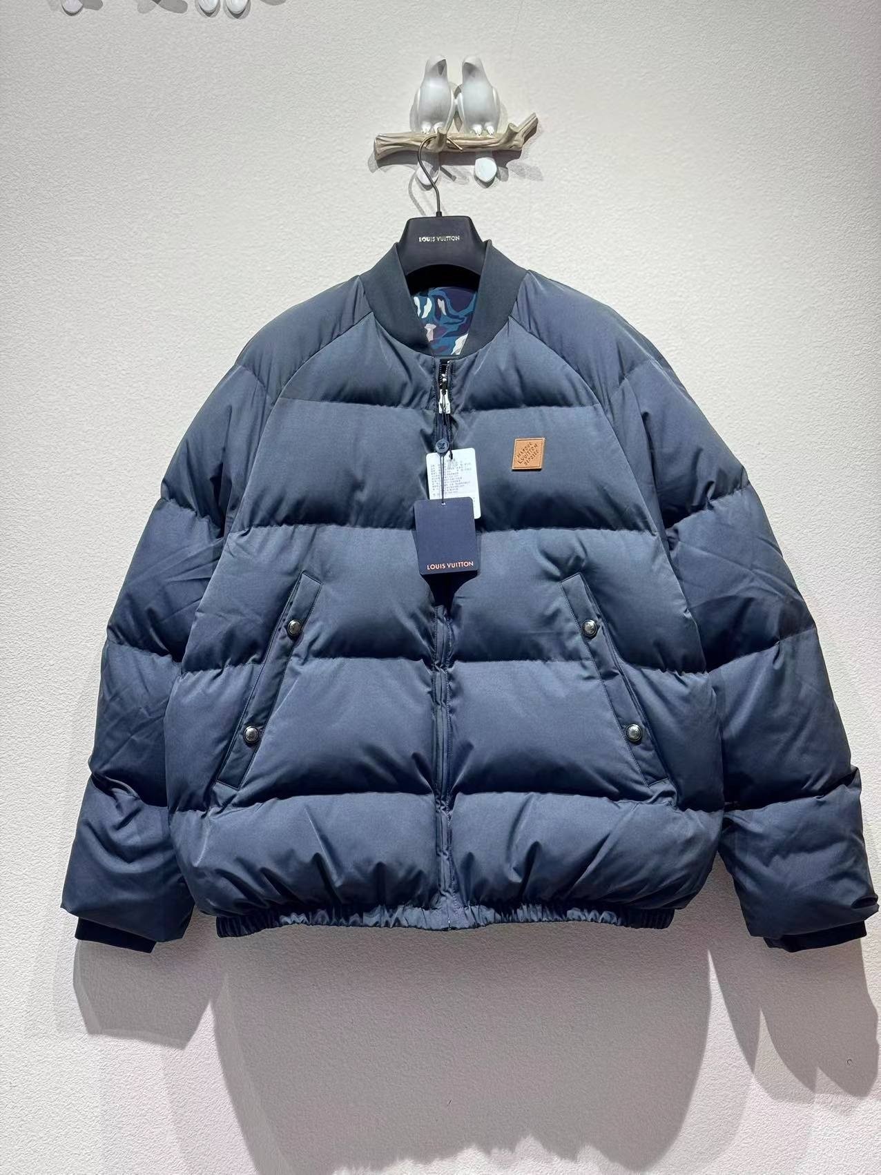 NO:645402,1V, 2025, new autumn and winter down jacket, 450g down filling capacity, double-sided wear, zipper opening and closing, pockets on both sides of the front, four-button opening and closing, fine overall workmanship, excellent texture, 11 restoration. Same style for men and women, size M-3XL,, down jacket, alexander wang198609091V,2025,秋冬新品羽绒棉服,450g充绒量,双面穿搭,拉链开合,正面两侧口袋,四合扣开合,整体做工精细,质感卓越,11还原.男女同款 尺码M-3XL,,down jacket,alexander wang,Men's clothing
