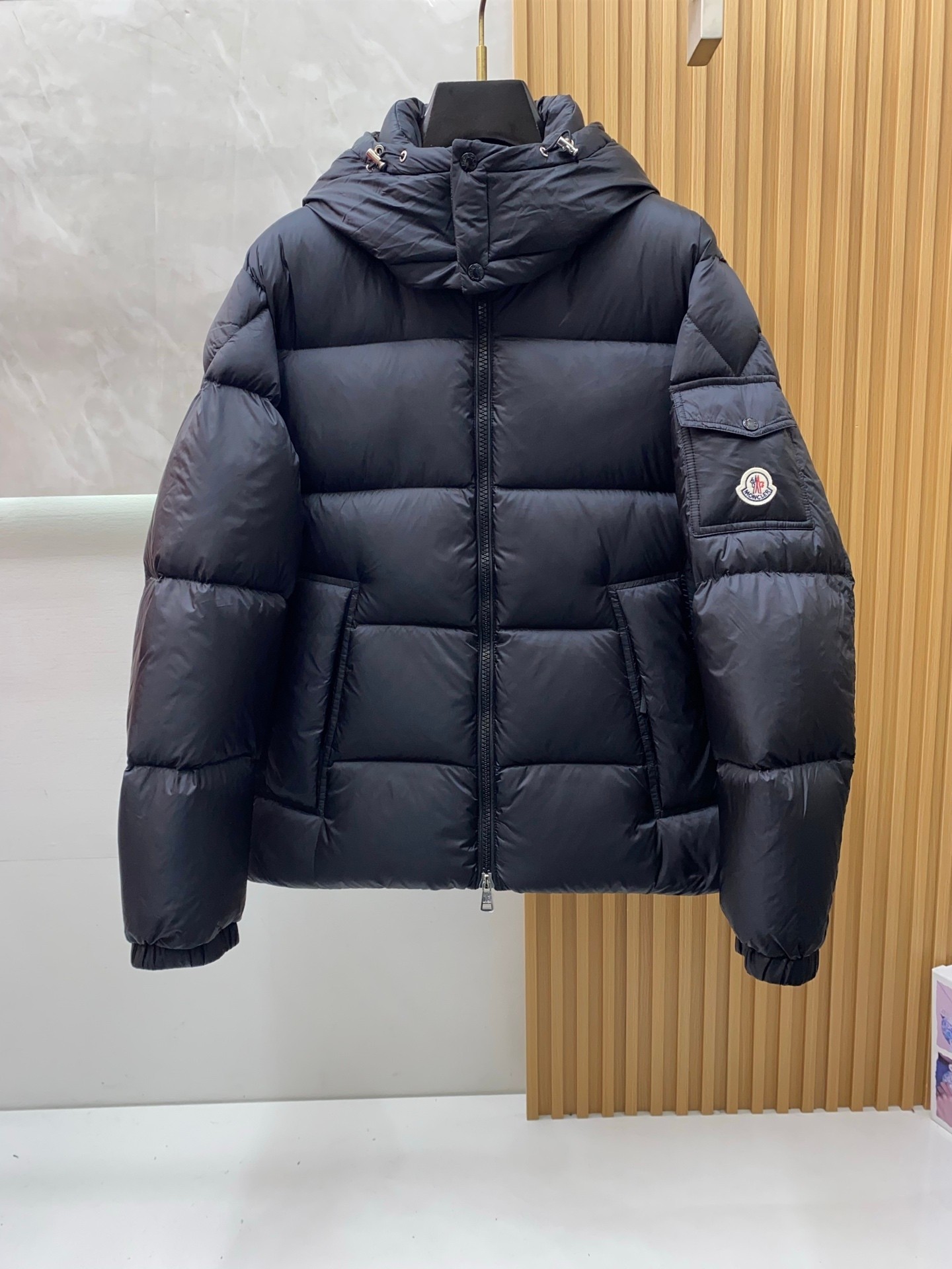 NO:597045,Meng Mouth High-end Recommended Products 2025 Autumn and Winter Men’s Original Order!  Aristocratic lineage, full of fluffiness, cold-resistant artifact, high-end top-notch ready-to-wear, the whole piece is designed with hand-weighted craftsmanship, and the parts used as skeleton support are covered with hand-made rubber strips and waterproof coatings. It is based on the outdoor silhouette and incorporates fashion design elements. It is not dominated by functionality and is practical for high-street wear. The filling is imported high-grade 90 white duck down feathers, which are high in weight and thick, and have excellent quick-heating and thermal insulation effects. It gathers Zegna's traditional craftsmanship  Symbol piece, and gives the new season fashion vitality and fashion aesthetic value, the style is both solemn and harmonious, the first choice for urban elite men. Size M-3xL,,zegna,Moncler,alexander wang19860909蒙口 高端推荐牛货 2025秋冬款男士原单！贵族血统 蓬松感十足 御寒神器 高端顶尖一线成衣,整件采 用手重工艺设计,内里作为骨架支持的部位都遍布手工压胶条,防水涂层,以户外的廓形为基调,融入了时装的设计元素,不以功 能性为主导,高街实穿款.填充物为进口高级甄选90白鸭绒羽毛,高克重厚实,速热以及聚温保暖效果极好.聚集了杰尼亚传统工艺 符号片, 并赋予了新一季时尚活力和时装美学价值,亦庄亦谐的风格,都市精英男士首选. 尺码M-3xL,,zegna,Moncler,alexander wang,Men's clothing