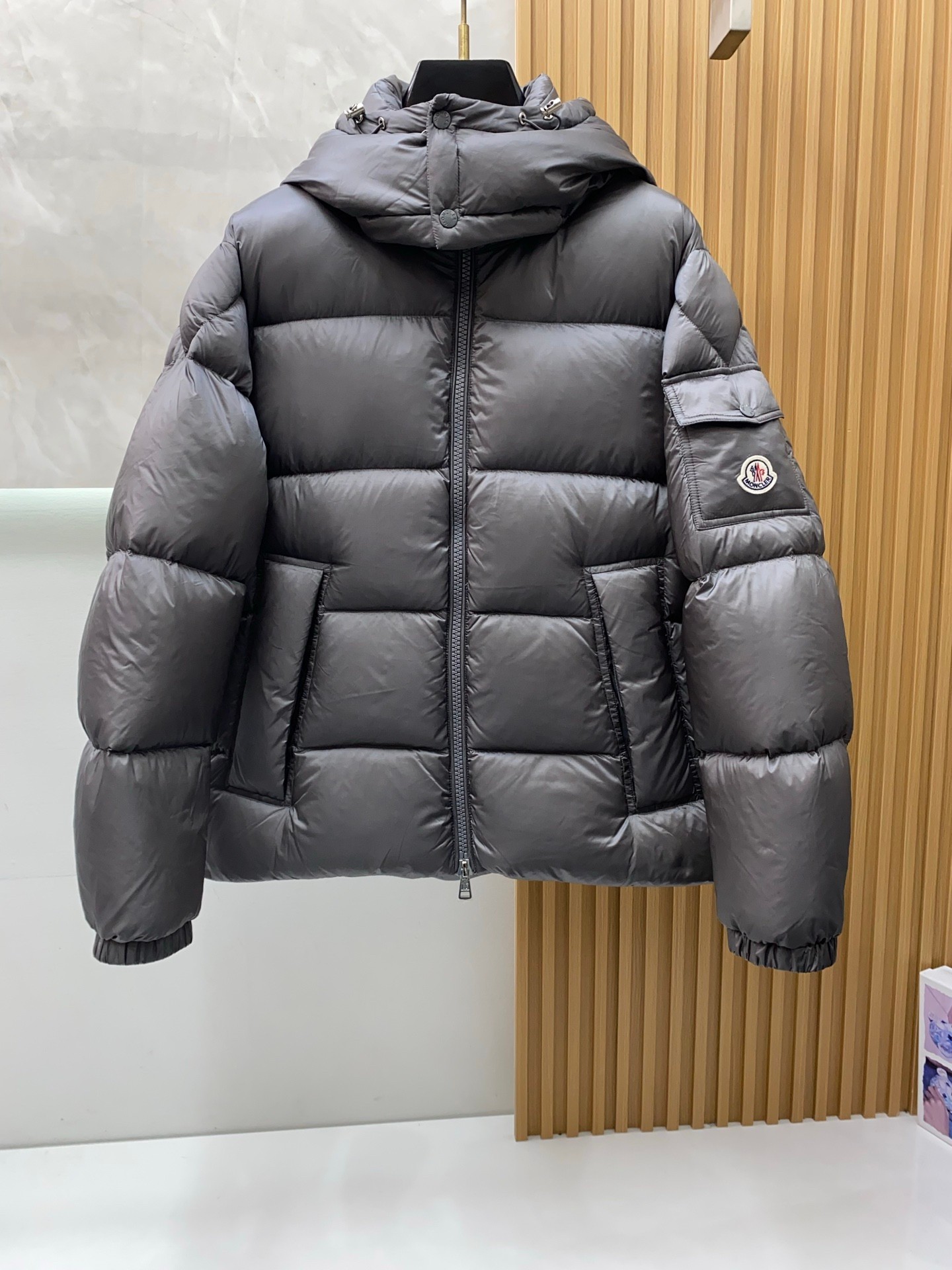 NO:597049,Meng Mouth High-end Recommended Products 2025 Autumn and Winter Men’s Original Order!  Aristocratic lineage, full of fluffiness, cold-resistant artifact, high-end top-notch ready-to-wear, the whole piece is designed with hand-weighted craftsmanship, and the parts used as skeleton support are covered with hand-made rubber strips and waterproof coatings. It is based on the outdoor silhouette and incorporates fashion design elements. It is not dominated by functionality and is practical for high-street wear. The filling is imported high-grade 90 white duck down feathers, which are high in weight and thick, and have excellent quick-heating and thermal insulation effects. It gathers Zegna's traditional craftsmanship  Symbol piece, and gives the new season fashion vitality and fashion aesthetic value, the style is both solemn and harmonious, the first choice for urban elite men. Size M-3xL,,zegna,Moncler,alexander wang19860909蒙口 高端推荐牛货 2025秋冬款男士原单！贵族血统 蓬松感十足 御寒神器 高端顶尖一线成衣,整件采 用手重工艺设计,内里作为骨架支持的部位都遍布手工压胶条,防水涂层,以户外的廓形为基调,融入了时装的设计元素,不以功 能性为主导,高街实穿款.填充物为进口高级甄选90白鸭绒羽毛,高克重厚实,速热以及聚温保暖效果极好.聚集了杰尼亚传统工艺 符号片, 并赋予了新一季时尚活力和时装美学价值,亦庄亦谐的风格,都市精英男士首选. 尺码M-3xL,,zegna,Moncler,alexander wang,Men's clothing