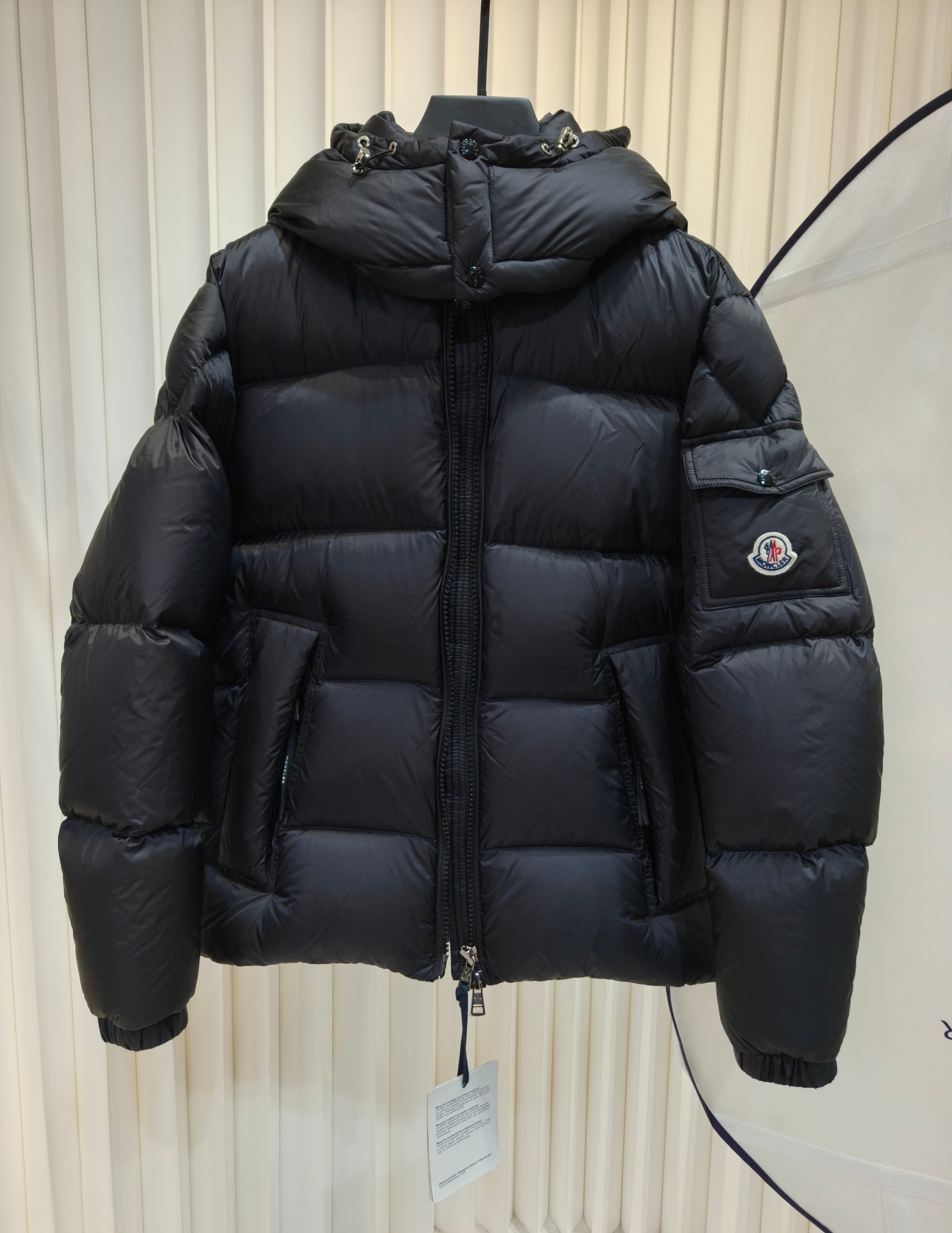 NO:597053,MONCLER｜Couyere men and women wearable hooded short down jacket red｜white｜grey｜black｜four colors Laman real shot display Color black, white, gray, red Size M-3XL,,jackets & coats,down jacket,hats,alexander wang19860909MONCLER｜Couyere男女可穿连帽短款羽绒外套 红色｜白色｜灰色｜黑色｜四色拉满实拍展示 颜色黑色,白色,灰色,红色 尺码M-3XL,,jackets & coats,down jacket,hats,alexander wang,Men's clothing