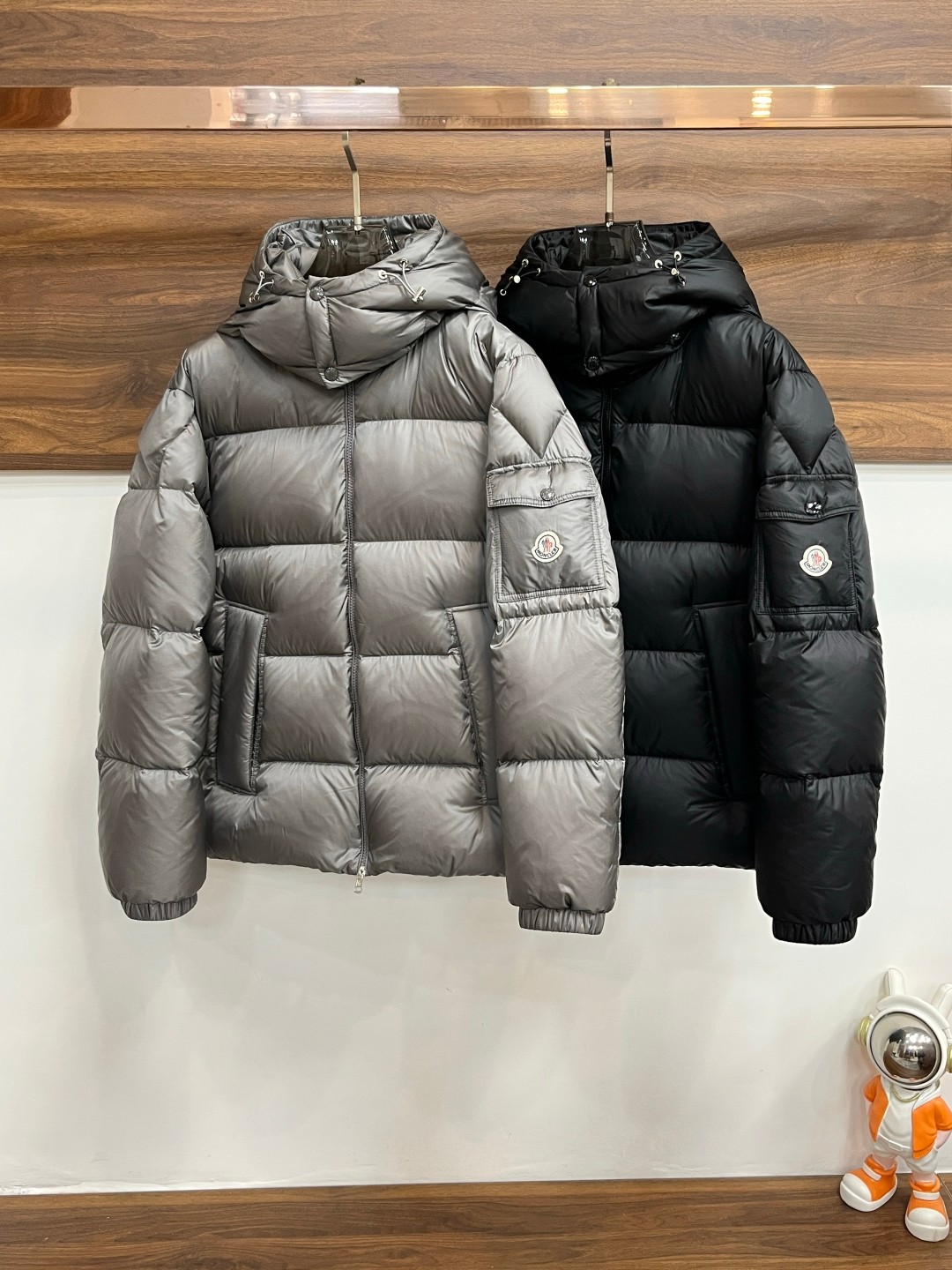 NO:597055,The main recommendation is the down Moner 2025 latest fashion designer down jacket hooded down jacket, the top light luxury down jacket in winter, the hood is detachable, the hot style down jacket, 90# white goose down filling, every detail shows the craftsmanship, and the design changes of the advanced structural tailoring are enough to show the diverse image changes of men. The slim fit and tailored fit meet the current popular multi-layered outfits and are versatile styles for life!  Color black gray Size M-3XL H2025 new model first release, jackets & coats, down jacket, hats, alexander wang19860909主推羽绒 Moner 2025最新款时尚设计师款羽绒外套连帽羽绒服,冬季顶级轻奢羽绒服,帽可拆,爆款羽绒服,90#白鹅绒填充,处处细节显工艺足够的高级结构性剪裁的设计改变来展现男士多样的形象变化,修身利落、剪裁合体,满足时下正流行的多层次穿搭,生活百搭款式！ 颜色黑色 灰色 码数M-3XL H2025新款首发,,jackets & coats,down jacket,hats,alexander wang,Men's clothing