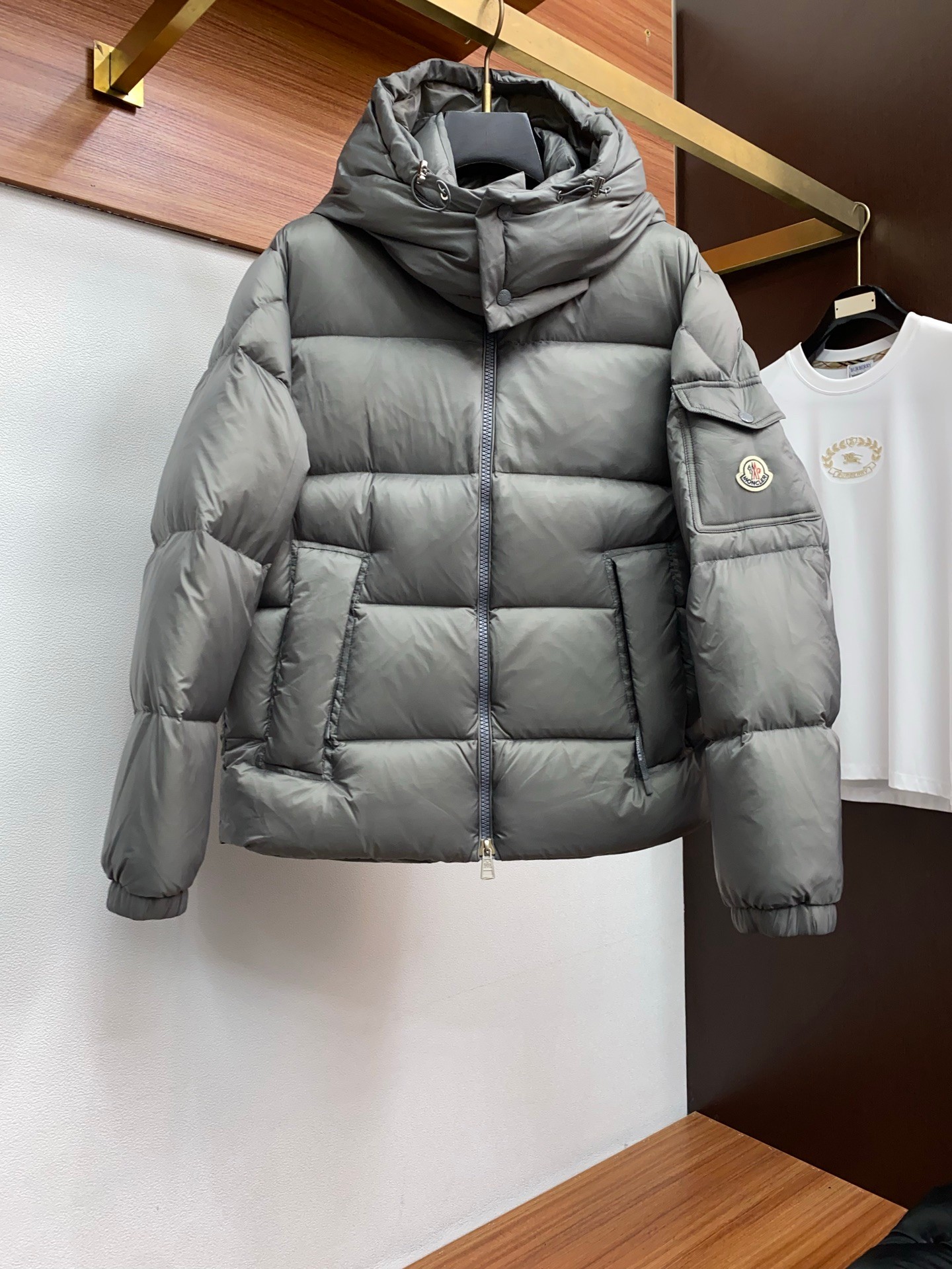NO:597057,Mengkou's latest original autumn and winter down jacket is filled with 90% white duck down, which is a holy product with both resilience and warmth!  This fabric is made of top-grade nylon fabrics supplied by domestic customers. The surface of the fabric is made of customized matte technology fabrics. The nylon fabric has a soft feel. The body is light and functional, and the brand logo design logo embellishes the overall style of the body, creating this season's unique color matching aesthetics, low-key and unobtrusive wearing style. Size M-3XL, Moncler, down jacket, alexander wang19860909蒙口 秋冬最新原版 羽绒服 内填充90白鸭绒 ,回弹性与保暖性兼圣品！ 这款采用国内客供顶级的尼龙织物面料 面料表面的同缸定制亚光科技面料 尼龙织物的材质柔软手感.衣身质地轻盈兼具功能性,品牌logo设计标识点缀,提亮衣身整体格调,打造出本季独特色彩搭配美学,低调而不张扬的穿着风格.码数M-3XL,,Moncler,down jacket,alexander wang,Men's clothing