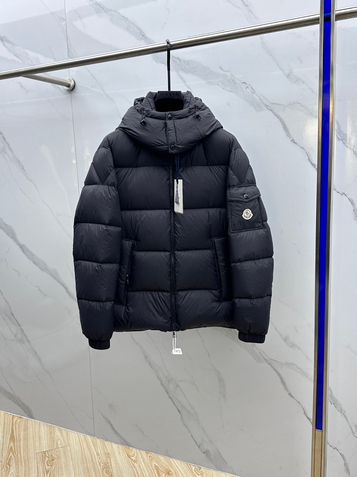 NO:597061,Moner 2025 latest fashionable down hood, (detachable) top winter hot style, classic logo hot style to keep warm, 90# white goose down filling, every detail shows craftsmanship, enough advanced structural tailoring design changes to show men's diverse image changes, slim and neat, tailoring, to meet the current popular multi-layered outfits, versatile style for life!  023 code number 48-56,,down jacket,hats,alexander wang19860909Moner 2025最新款时尚羽绒连帽,（可拆卸）冬季顶级爆款,经典logo爆款保暖,90#白鹅绒填充,处处细节显工艺足够的高级结构性剪裁的设计改变来展现男士多样的形象变化,修身利落、剪裁合体,满足时下正流行的多层次穿搭,生活百搭款式！023 码数48-56,,down jacket,hats,alexander wang,Men's clothing