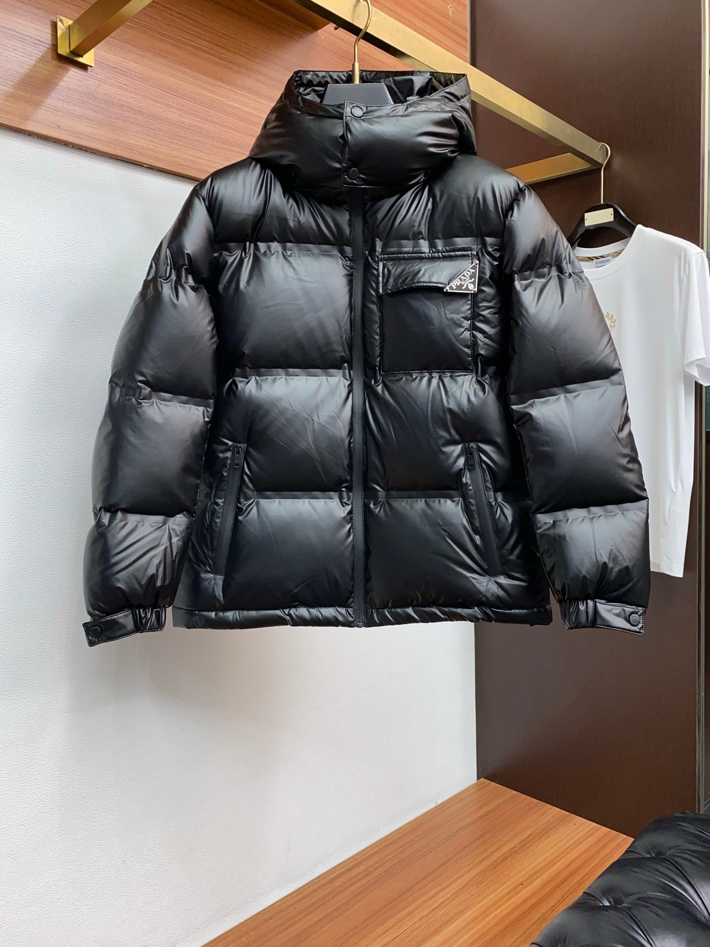 NO:652392,Prada's latest original autumn and winter down jacket is filled with 90% white duck down, which is a holy product with both resilience and warmth!  This product is made of top-quality nylon fabrics supplied by domestic customers. The surface of the fabric is made of customized matte technology fabrics. The nylon fabric has a soft feel. The body is light and functional. The brand logo design logo embellishes the overall style of the body, creating this season's unique color matching aesthetics and a low-key and unobtrusive wearing style. Size M-3xL, prada, down jacket, alexander wang19860909普拉达 秋冬最新原版 羽绒服 内填充90白鸭绒 ,回弹性与保暖性兼圣品！ 这款采用国内客供顶级的尼龙织物面料 面料表面的同缸定制亚光科技面料 尼龙织物的材质柔软手感.衣身质地轻盈兼具功能性,品牌logo设计标识点缀,提亮衣身整体格调,打造出本季独特色彩搭配美学,低调而不张扬的穿着风格.码数M-3xL,,prada,down jacket,alexander wang,Men's clothing