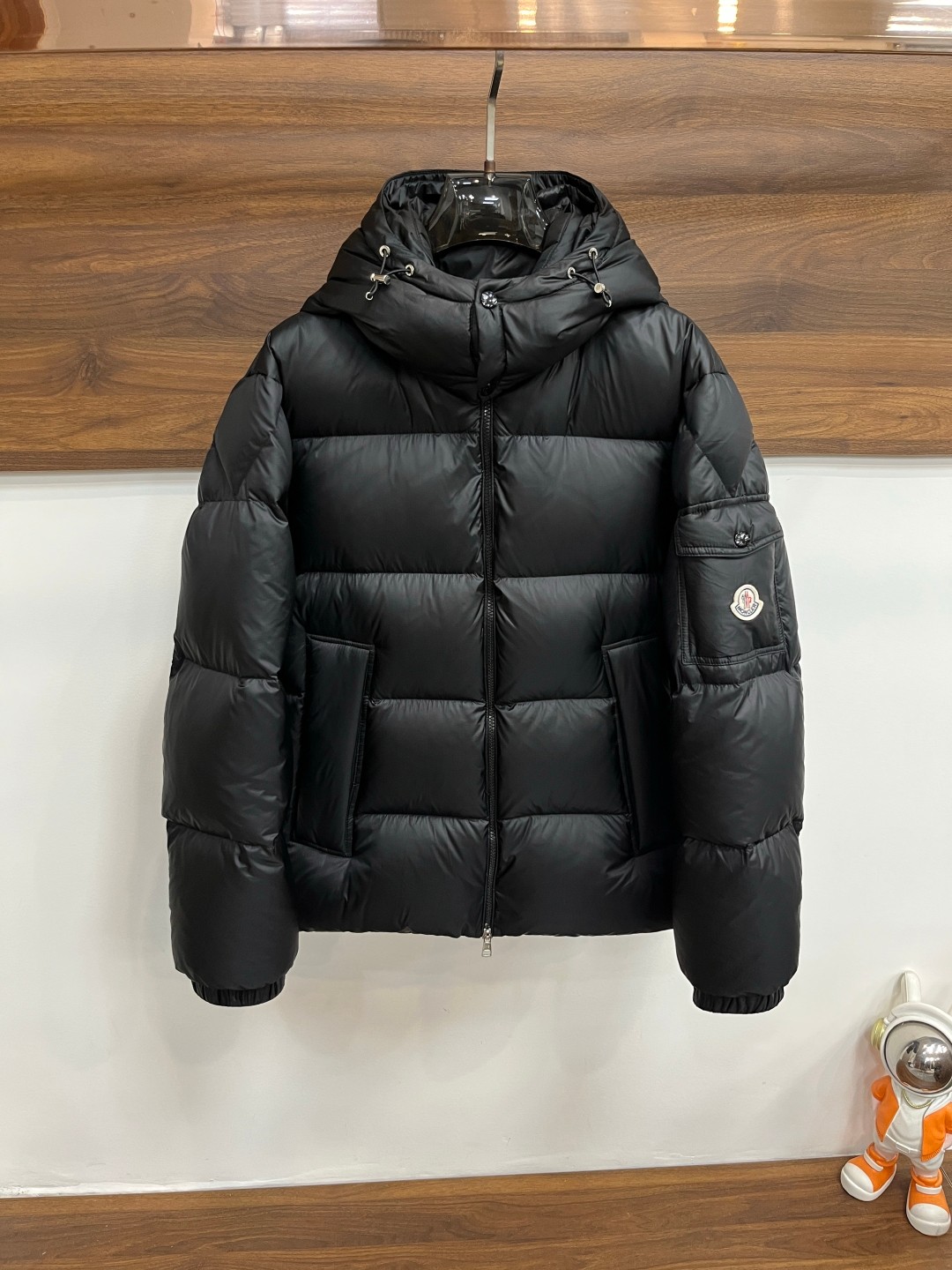 NO:597029,The main recommendation is the down Moner 2025 latest fashion designer down jacket hooded down jacket, the top light luxury down jacket in winter, the hood is detachable, the hot style down jacket, 90# white goose down filling, every detail shows the craftsmanship, and the design changes of the advanced structural tailoring are enough to show the diverse image changes of men. The slim fit and tailored fit meet the current popular multi-layered outfits and are versatile styles for life!  Color black Size M-3XL H2025 new model first release, jackets & coats, down jacket, hats, alexander wang19860909主推羽绒 Moner 2025最新款时尚设计师款羽绒外套连帽羽绒服,冬季顶级轻奢羽绒服,帽可拆,爆款羽绒服,90#白鹅绒填充,处处细节显工艺足够的高级结构性剪裁的设计改变来展现男士多样的形象变化,修身利落、剪裁合体,满足时下正流行的多层次穿搭,生活百搭款式！ 颜色黑色 码数M-3XL H2025新款首发,,jackets & coats,down jacket,hats,alexander wang,Men's clothing