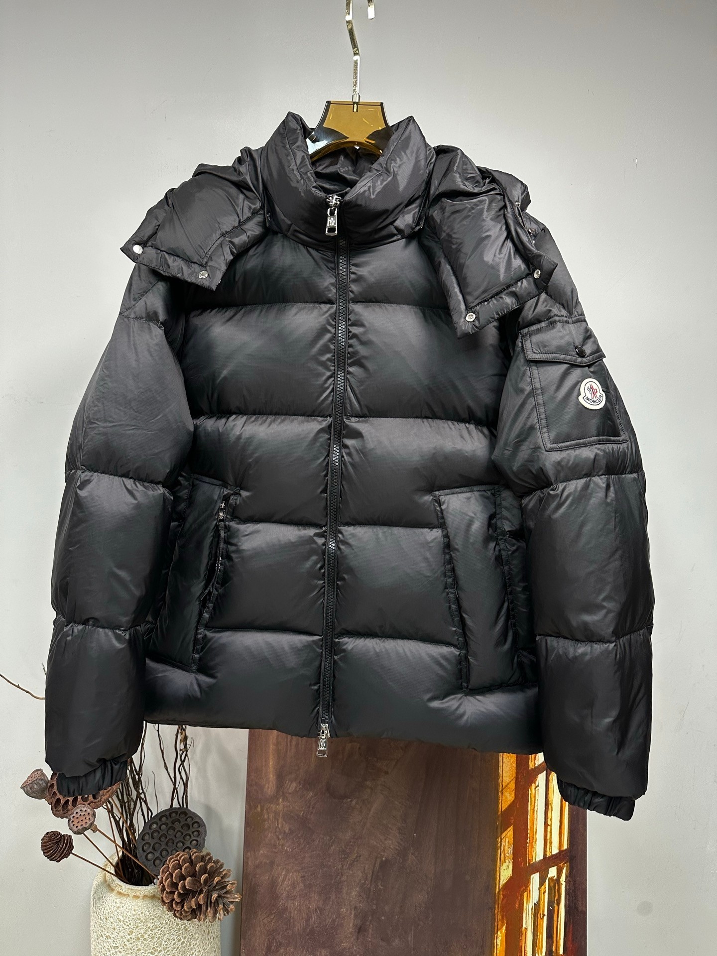 NO:597064,#qiuMONER FW2025 new autumn and winter down jacket. It is on sale in the cabinet, and one is hard to find. Made of custom-made windproof and rainproof fabric, anti-wrinkle and upright, soft and skin-friendly, the upper body is extremely comfortable; highly recognizable; suitable for various styles; filled with 90 down, soft, warm and fluffy, with a stylish upper body; a down jacket suitable for various occasions. Sizes M-3XL (CE 3 size, shoulder width 48cm)  Bust 126cm, length 70cm, sleeve length 64cm. Manual measurement, 1-2cm error is normal (chest circumference ±4cm per size, remaining parts ±1cm),,down jacket,alexander wang19860909#qiuMONER FW2025秋冬新款羽绒服.柜子在售款,一件难求.采用定制防风防雨面料,抗皱立挺有型,软糯亲肤,上身舒适度极高；辨识度极高；适合凹各种造型；内充90绒,轻柔保暖蓬松,上身有型；一款适合多种场合穿搭的羽绒服. 尺码M-3XL（CE 3码肩宽48cm 胸围126cm 衣长70cm 袖长64cm 手工测量,存在1-2cm误差属正常（胸围每码±4cm,其余部位±1cm）,,down jacket,alexander wang,Men's clothing