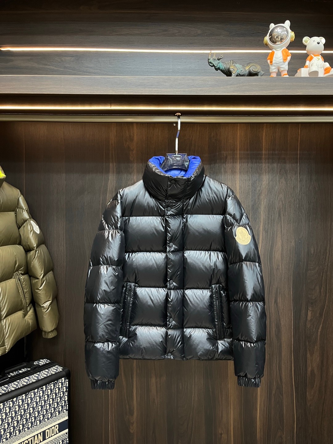 NO:683661,The main recommendation is the down Moner 2025 latest fashion designer style down jacket, stand-collar down jacket, classic logo on the upper arm, 90# white goose down filling, every detail shows craftsmanship, and enough advanced structural tailoring design changes to show men's diverse image changes, slim and neat, tailoring, to meet the current popular multi-layered outfits, versatile styles for life!  Color Black Size M-3XL,,jackets & coats,down jacket,19860909主推羽绒Moner 2025最新款时尚设计师款羽绒外套立领羽绒服,上臂经典logo,90#白鹅绒填充,处处细节显工艺足够的高级结构性剪裁的设计改变来展现男士多样的形象变化,修身利落、剪裁合体,满足时下正流行的多层次穿搭,生活百搭款式！ 颜色黑色 码数M-3XL,,jackets & coats,down jacket,,Men's clothing