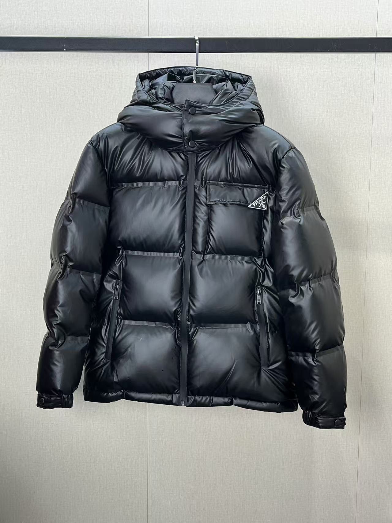 NO:652341,2024 new autumn and winter down jacket. Original custom hardware accessories are all imported and original customization. Welcome to compare. Absolutely high quality. Use top 95 duck down. Super soft. Filled with fluffy and full feathers. Super heavy fabrics with perfect workmanship. Pay attention to the fabrics are super comfortable. Exclusive model. Non-market goods. Same style for men and women, sizes 48-56. Color black,,,down jacket,alexander wang198609092024秋冬新款羽绒服 原版订制五金配件全进口原版定制 欢迎对比 绝对的高品质 采用顶级95鸭绒 超柔软 充羽量蓬松饱满 超级重面料做工杠杠的版型完美 注意面料超舒服 独家款 非市场货 男女同款、尺码48-56 颜色黑色、,,down jacket,alexander wang,Men's clothing