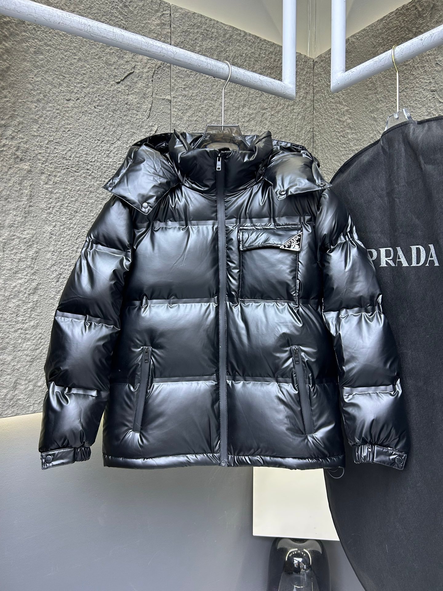 NO:652328,｜Prada 25 stand collar hooded rubberized down jacket for men and women 48 50 52 54 56 Product color black External material regenerated nylon fabric Style number pld rubberized diagonal triangle,,prada,down jacket,hats,alexander wang19860909｜普拉达25 立领 连帽男女款压胶羽绒服 48 50 52 54 56 产品颜色 黑色 外料再生尼龙织物 款号pld压胶斜三角,,prada,down jacket,hats,alexander wang,Men's clothing