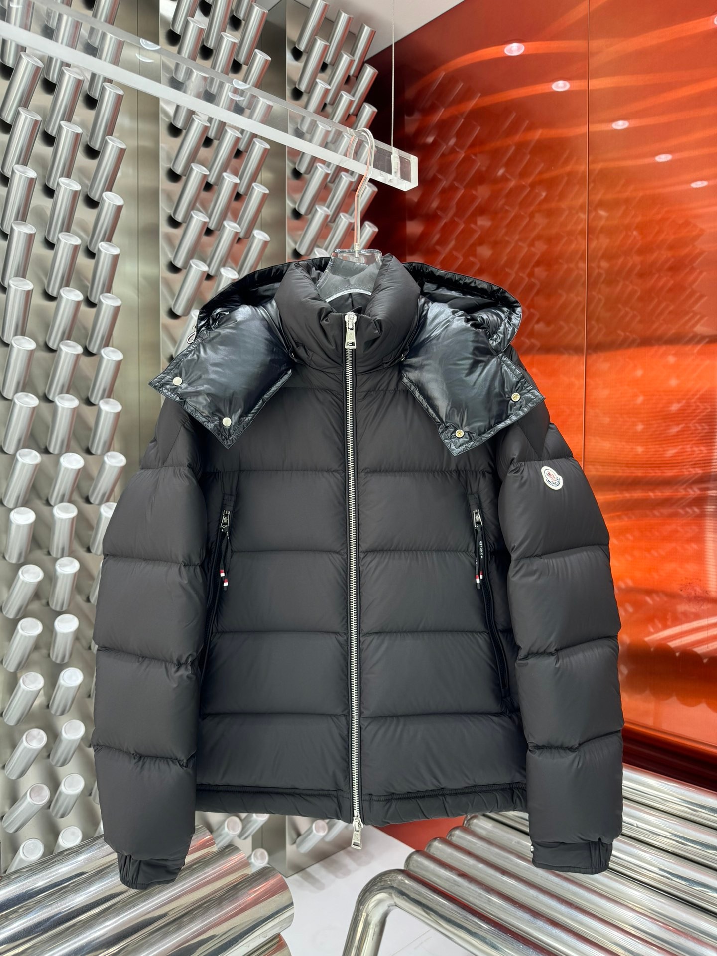 NO:610137,MONER·Hood detachable. Premium white duck down filling. Complete barcode model number, consistent with the official website, and built-in NFC electronic sensor on the tag for anti-counterfeiting. Poirier men's down is designed to cope with various climates and provide protection. The berry details provide a refreshing atmosphere to the whole, the same style as Xiaohongshu.  Inspired by 1960s skiing, the Poirier down is stylish. Made from tight nylon for breathability and functionality, the hooded design is a prime example of Moner's research into fabrics. Berry details on the brim and zipper give the overall a refreshing feel. Details Made of lightweight micronylon Lightweight micronylon lining Down filling Detachable hood with snap buttons and drawcord, Superlaqué face lining Snap-button collar  Zipper closure Zipper pockets Elastic drawcord at hem Elastic cuffs Size M-3XL,,down jacket,hats,alexander wang19860909MONER·连帽拆卸.特级白鸭绒填充.条码款号齐全,对应官网一致,吊牌内置NFC电子感应防伪. Poirier男士羽绒专为应对各种气候并提供保护而设,浆果细节为整体提供一抹清爽气息,小红书同款. Poirier羽绒从60年代的滑雪汲取灵感,具有型.采用紧致尼龙面料制成,具有出色透气性和功能,连帽款设计,是彰显Moner对面料研究的典范之作.帽檐和拉链处的浆果色细节赋予整体一抹清爽气息. 详情 采用轻质微尼龙制成 轻质微尼龙衬里 填充羽绒 可拆卸风帽设有按扣和拉绳,以及Superlaqué面衬里 衣领设有按扣 拉链开合 拉链口袋 下摆设有弹力拉绳 弹力袖口 尺码 M-3XL,,down jacket,hats,alexander wang,Men's clothing