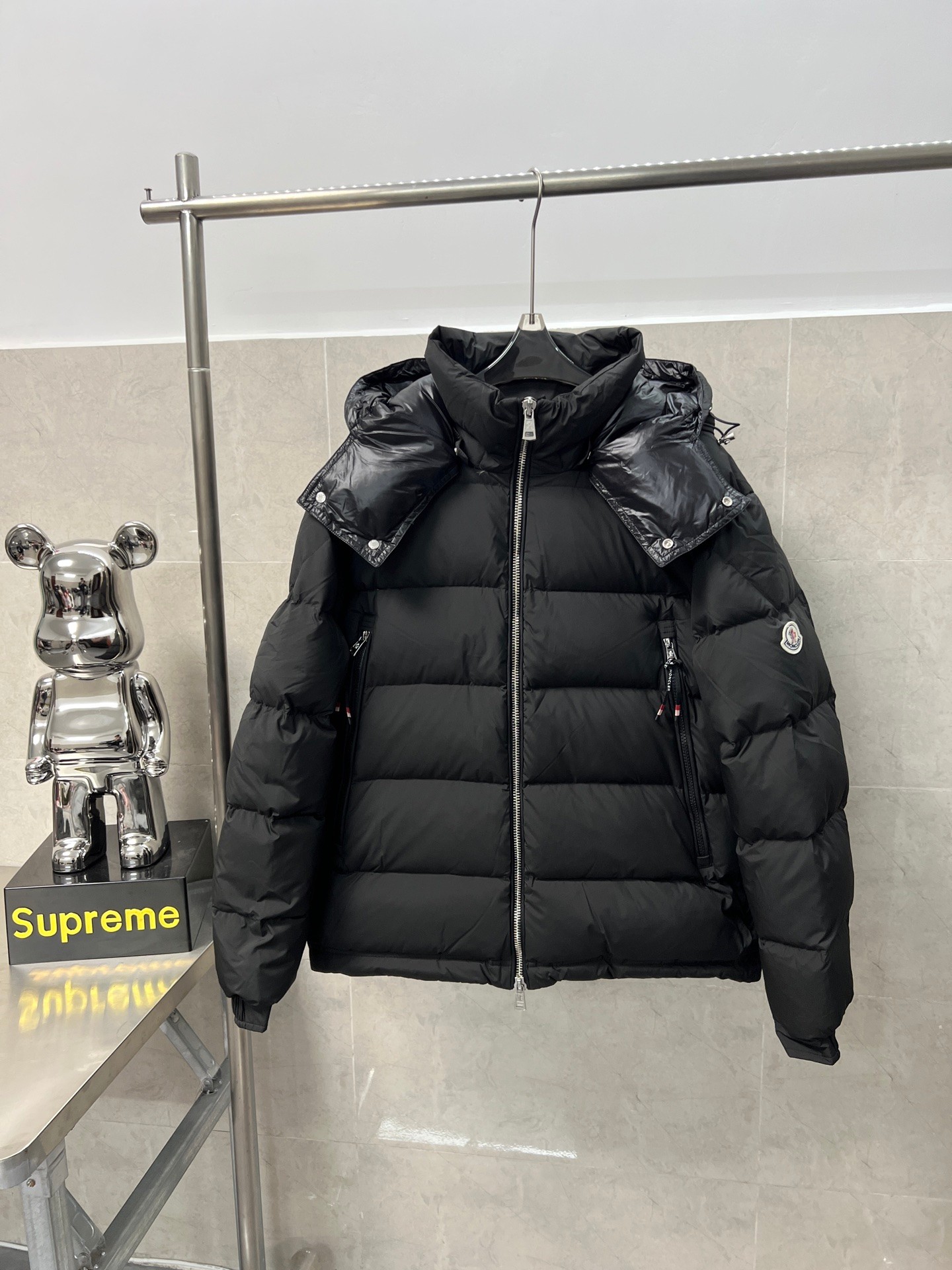 NO:610127,Moncler Poirier national standard 90 white duck down-filled Poirier down draws inspiration from skiing in the 1960s and is stylish. Made of tight nylon fabric, it has excellent breathability and functionality. The hooded design is a model that demonstrates Moncler's research on fabrics. The berry-colored details on the brim and zipper give the whole thing a refreshing atmosphere. Same style for men and women. Color black. Sizes M-3XL,, down jacket, hats, alexander wang19860909Moncler Poirier 国标90白鸭绒填充 Poirier羽绒从60年代的滑雪汲取灵感,具有型.采用紧致尼龙面料制成,具有出色透气性和功能,连帽款设计,是彰显Moncler对面料研究的典范之作.帽檐和拉链处的浆果色细节赋予整体一抹清爽气息,男女同款 颜色黑色 尺码M-3XL,,down jacket,hats,alexander wang,Men's clothing