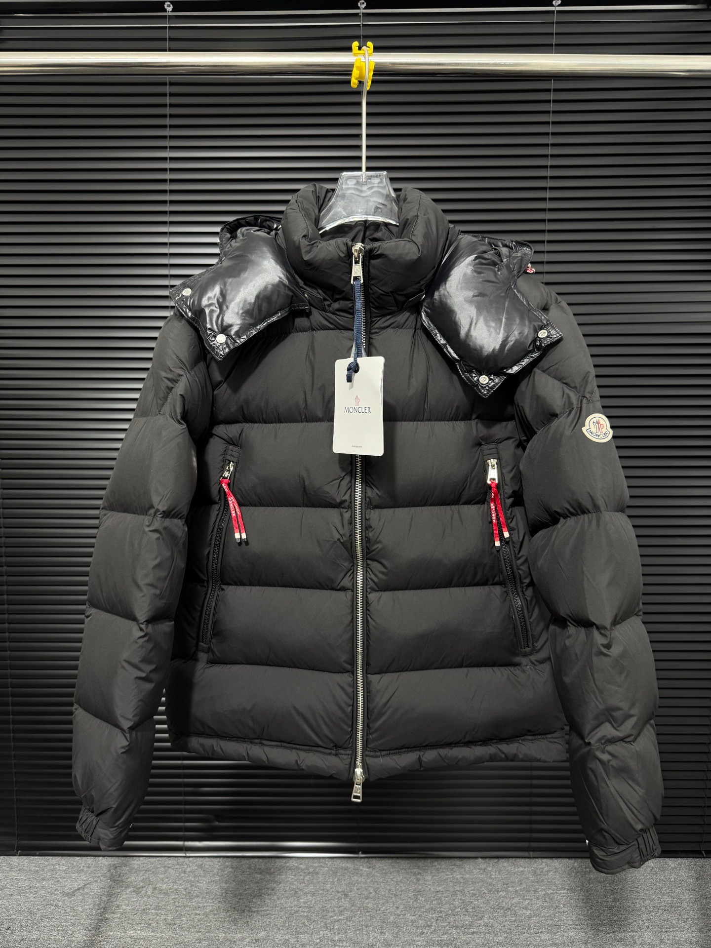 NO:610147,| Mengkou Moncler Mengkou autumn and winter new down jacket short style for men and women Down jacket Top original color Black Size M-3XL (up to 200 pounds) Description Influenced by the iconic outerwear of the 1980s, Mengkou re-examined the shapes in the archives with modern style and cutting-edge elements. This is the brand's professional achievement in ski equipment. No matter in sports,  Still in terms of clothing style, this high-performance and positive design style has all the elements that a winner strongly demands to win in the market. Material process analysis 1 Original Nfc induction anti-counterfeiting chip 2 National standard 95 pure white duck down, exclusive use of top down on the market, never fake goose down and a series of misunderstandings 3 Fabric: nylon; Lining: nylon, one of the best on the market, everything is customized according to the original version.  4. The electroplated hardware is produced by the original processing factory, all customized, non-market versions. 5. Produced by the same OEM factory as Wolf, which has always been unambiguous in terms of quality. Everyone knows about the workers' craftsmanship, QA and QC quality inspection when shipping from large factories. It is not comparable to small factories in the market. Don't brag about it. There is almost no one that can do better than us at present!  Make an original product with care, so that every customer has the confidence to introduce to his customers that this is the top version in China. A good product does not need too much soft copy to set off, it is a truly cost-effective cold-resistant weapon, Moncler, Moncler, jackets & coats, down jacket, alexander wang19860909｜蒙口 盟可睐 蒙口秋冬新品羽绒服短款男女同款 羽绒服 顶级原版 颜色黑色 尺码M-3XL（最大穿200斤） 描述 受到8年代标致性外套的影响,蒙口以现代风格和尖端元素重新审视了档案中的造型,这是品牌在滑雪装备方面获得的专业成果.无论在运动方面, 还是在服饰风格,这件高性能和积极精神的设计风格在市场具有好胜者强烈要求夺冠的所有元素. 材料工艺解析 1原版Nfc感应式防伪芯片 2国标95纯白鸭绒,市面独家使用顶级羽绒,绝不吹虚鹅绒等一系列的错误理解 3 面料: 锦纶; 里料: 锦纶 ,市面最顶级没有之一,一切遵照原版定制. 4原代加工厂出品电镀五金,全部原厂定制,非市场各类版 5某某狼同代工厂出品,在品质方面一直是不去含糊,大厂出货大家都懂工人的工艺、QA与Qc品检 不是市面小厂可比的. 蒙口羽绒服,不吹嘘,目前能比我们做的更好的几乎没有！ 用心做一件原版产品,让每一位客户有底气去给他的客户介绍说这个是国内最顶级版本. 好的产品不需要过多软文去衬托,是一件真正的高性价比抗寒利器,,Moncler,Moncler,jackets & coats,down jacket,alexander wang,Men's clothing