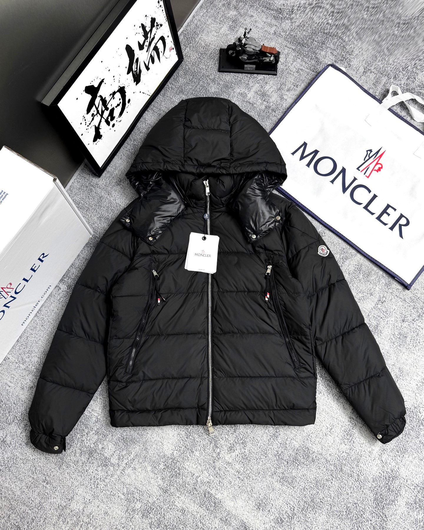 NO:610154,(Real shot details) [Top version with chip for free comparison [Top version supports NFC] Moner Maya Eason Chan's same Maya shiny waterproof small label - top version detachable  Reinterpreted, new colors refresh the iconic silhouette. A model that highlights the brand's DNA, it is made of shiny lacquered nylon and is embellished with iconic rectangular quilting. The classic short design spans seasons and fashions, with a distinctive silhouette, a detachable hood and an adjustable hem. The sleeves are decorated with the brand's iconic classic patch pockets and exclusive. The Shanghai National Gold Mining Edition is priced at 11,200 yuan, and it lives up to expectations. As long as you have sales channels, this is a product that can support you at the original price.  From the opening of the hardware mold to the fabric, it has been 100% restored to ZP. You can rest assured that it is genuine. As the saying goes, whoever in China can make better products than those produced by T factory, you are in vain!  The analysis is as follows: 1. Fabrics made by Shengze Town, Wujiang District, Suzhou for Bosideng OEM fabric manufacturers, the gloss and count density are 100% restored, so that you can wear them in the business district or shopping without stress. 2. The top version of hardware is made in Humen, Dongguan. Made by the hardware factory recommended by friends, the electroplating and materials are 100% restored down to the weight. Comparison with the original version is supported.  3. Down 90% white duck down is real material, real material, real material!  Say the important things three times. There is no bragging in ZT Factory, only the constant pursuit of focused quality. We don’t seek to be second, but seek to be first, and be the vane of our peers!  It has been seven years, and I would like to thank those customers and friends who have always pursued quality for their company today!  Size M-3XL,,down jacket,hats,alexander wang19860909（实拍细节图）【顶级版本带芯片随意对比【顶级版本 支持NFC】Moner Maya 陈奕迅同款玛雅亮面防水小标-顶级版本 可拆卸 重新诠释,全新色调焕新标志性款型.彰显品牌dna的典范之作,采用闪亮漆面尼龙制成,点缀标志性长方格绗缝.跨越季节与时尚的经典短款设计,具有个性鲜明的轮廓、可拆卸风帽和可调节下摆.衣袖饰以品牌标志性的经典贴袋以及专.上海国金采版11200块大洋,不负众望,只要你有销售渠道,这是可以支撑你卖原价的产品. 从开五金模具到面料已百分百还原ZP 可放心充正P,还是那句话国内谁的货能做的过T厂出品,您白嫖！ 解析如下 一、面料苏州吴江区盛泽镇给波司登代工面料的厂商给做的面料,光泽度和支数密度百分百还原,做到你穿去商圈或者逛无压力. 二、五金东莞虎门做顶级版本朋友介绍的五金厂做的,电镀和用料到克重百分百还原 支持对比原版. 三、羽绒90广检白鸭绒真材实料,真材实料,真材实料！重要的说三遍. 注T厂 没有吹嘘,只有不变的专注品质追求 不求做第二 但求做第一,做同行风向标！ 七年了,感谢那些一直追求品质的客户朋友相伴至今！ 码数M-3XL,,down jacket,hats,alexander wang,Men's clothing