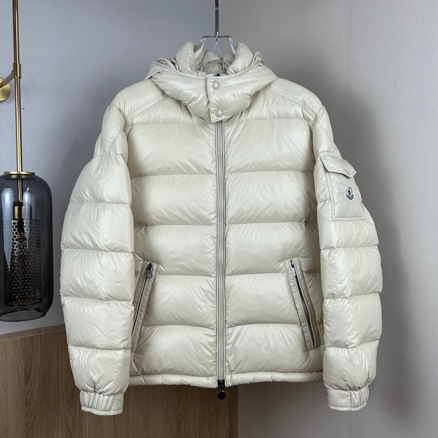 NO:612040,Moncle2025 new Moncle down jacket, solid color hooded high scarf, side sleeve patch pockets, light and comfortable, slim fit and not bulky, 90 white goose down, full of security in winter, a must-have item!  Color off-white Size M-3XL,,Moncler,down jacket,hats,alexander wang19860909Moncle2025新款盟可睐羽绒服,纯色连帽高围脖,侧袖贴袋,轻盈舒适,修身不臃肿,90白鹅绒,冬日满满的安全感,必备单品！ 颜色米白 码数M-3XL,,Moncler,down jacket,hats,alexander wang,Men's clothing