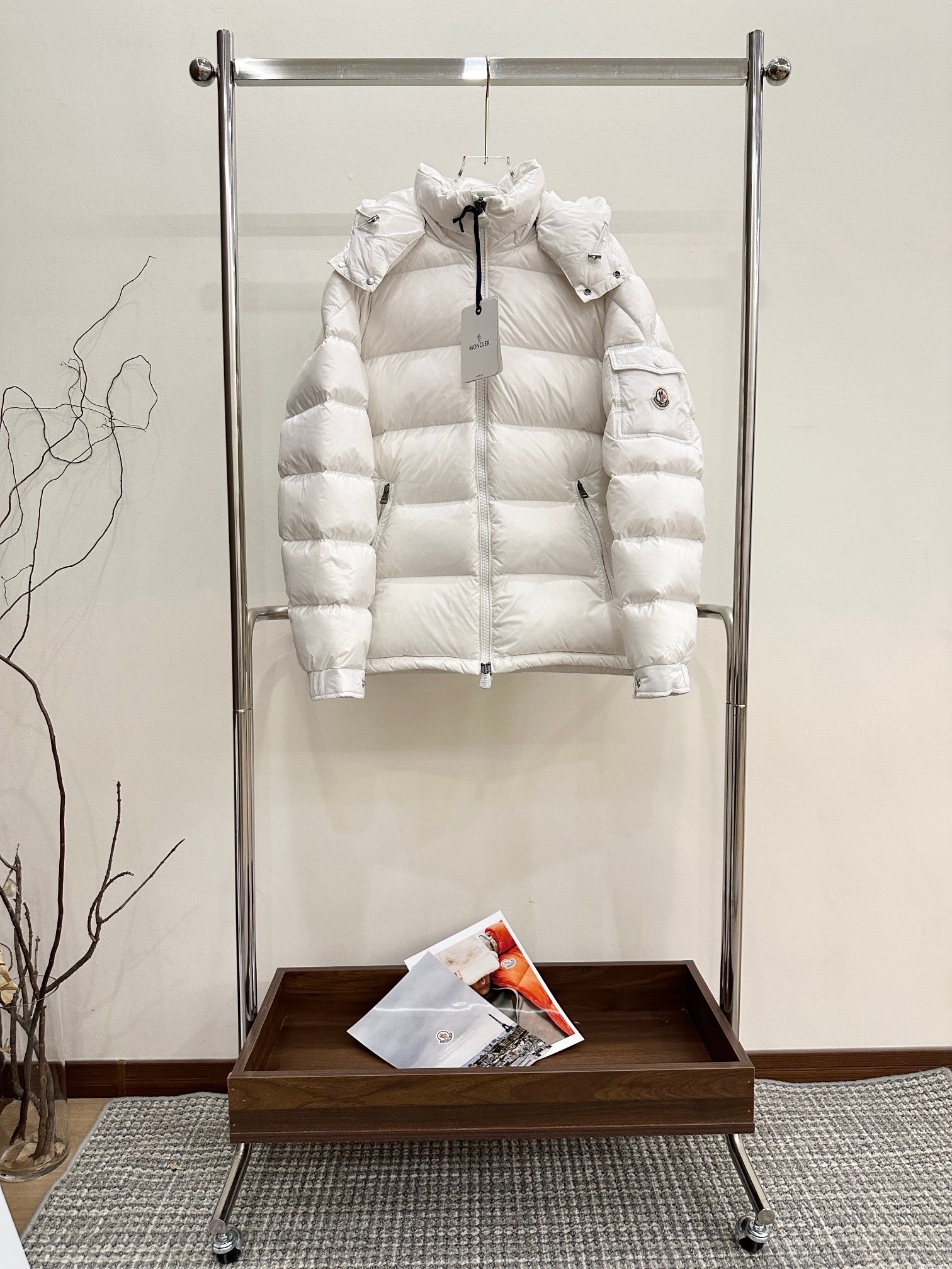 NO:612058,｜Moncler MAYA Maya Eason Chan Same Style Short White Size: M-3XL Color Matching White Description Influenced by the iconicity of the 1980s, Maya revisited the looks in the archives with modern style and cutting-edge elements, which is the brand's professional achievement in ski equipment. Whether in sports or clothing style, this high-performance and positive spirit has all the elements that a competitive player strongly demands to win the championship. Analysis of Material Technology  1 Original Nfc inductive anti-counterfeiting chip 2 National standard 95 pure white duck down, the market exclusively uses top down, never false goose down and other misunderstandings 3 Fabric: nylon; Lining: nylon, one of the best on the market, everything is customized according to the original version. 4 The original processing factory produces electroplated hardware, all original factory customization, non-market versions  5. The products of XX Wolf are produced by the same OEM factory. They have always been unambiguous in terms of quality. Everyone knows about the craftsmanship, QA and QC quality inspection of the workers when shipping from large factories. It is not comparable to small factories in the market. Don't brag, there is almost no one that can do better than us!  Make an original product with care, so that every customer has the confidence to introduce to his customers that this is the top version in the country. Good products do not need too many soft articles to set off, only junk products will brag about the original ZP and use thousands of words to impress consumers!  Although it is an F product, it is not inferior to ZP!  Supports 15-day no-reason returns (does not affect secondary sales), Moncler, Moncler, down jacket, alexander wang19860909｜蒙口 盟可睐 MAYA玛雅陈奕迅同款短款白色 尺码:M-3XL 配色白色 描述 受到8年代标致性的影响,Maya以现代风格和尖端元素重新审视了档案中的造型,这是品牌在滑雪装备方面获得的专业成果.无论在运动方面, 还是在服饰风格,这件高性能和积极精神的具有好胜者强烈要求夺冠的所有元素. 材料工艺解析 1原版Nfc感应式防伪芯片 2国标95纯白鸭绒,市面独家使用顶级羽绒,绝不吹虚鹅绒等一系列的错误理解 3 面料: 锦纶; 里料: 锦纶 ,市面最顶级没有之一,一切遵照原版定制. 4原代加工厂出品电镀五金,全部原厂定制,非市场各类版 5某某狼同代工厂出品,在品质方面一直是不去含糊,大厂出货大家都懂工人的工艺、QA与Qc品检 不是市面小厂可比的. 蒙口,不吹嘘,目前能比我们做的更好的几乎没有！ 用心做一件原版产品,让每一位客户有底气去给他的客户介绍说这个是国内最顶级版本. 好的产品不需要过多软文去衬托, 只有垃圾产品才会吹嘘原单ZP 用洒洒洋洋几千字来打动消费者！ 虽是F货但不输ZP！ 支持15天无理由退货（不影响二次销售）,,Moncler,Moncler,down jacket,alexander wang,Men's clothing
