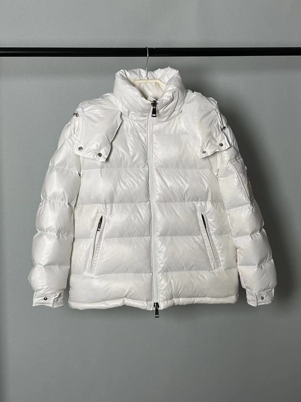 NO:612073,Moner is new!  !  !  2025 new autumn and winter women's Maire zipper hooded nylon warm down jacket. This down jacket adopts comfortable lines, classic and modern!  Inspired by the Italian Paninaro culture of the 1980s, updated with a range of feminine colors and modular details, The Maire is an iconic Moner women's piece. Made from durable nylon paint to handle any unforeseen weather. The model features a super smart design with a removable hood and performance elements to ensure comfort and freedom of movement. Color White Sizes M-3XL,, down jacket, hats, alexander wang19860909Moner  上新啦！！！ 2025秋冬新款女装Maire拉链连帽尼龙保暖羽绒服.这款羽绒服采用舒适的线条,经典而现代！这款羽绒服的灵感来自 80年代的意大利帕尼纳罗文化,更新了一系列柔美的色彩和模块化细节,The Maire是标志性的Moner女装单品.由耐用的尼龙漆制成,应对任何不可预见的天气.该型号采用超级智能设计,带拆卸风帽和性能元素,确保舒适性和行动自由 颜色白色 尺码M-3XL,,down jacket,hats,alexander wang,Men's clothing