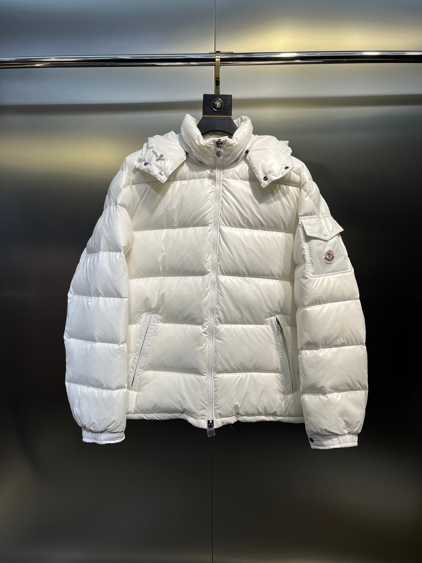 NO:612078,Moncler's top-quality Maya down jacket is a super hot item that cannot be bought in winter. Eason Chan, Nicholas Tse, and Zhao Lusi have been wearing it one after another. It speaks for itself with strength. It is a veteran-level style. This series is known for its fluffy bread jacket style and glossy effect. It is the most popular series in the classic main line of the M family. You can basically buy it at the counter and from the official website!  Promise me to buy it soon!  Just needed series!  !  Don’t wait until winter when it’s hard to get a size, sizeM-3XL,,Moncler,down jacket,alexander wang19860909盟可睐 顶级玛雅羽绒服 冬天买不到之超级大爆款,陈奕迅、谢霆锋、赵露思相继上身,用实力说话,元老级别的款 这个系列以蓬松的面包服版型加上亮面效果为人所知,是M家经典主线里最抢手系列,柜台跟官方购买基本靠抢！答应我一定要早点买！刚需系列！！不要等到冬天一码难 sizeM-3XL,,Moncler,down jacket,alexander wang,Men's clothing