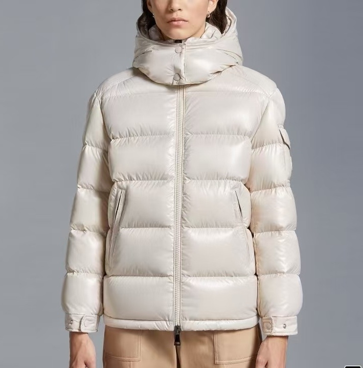 NO:612083,Moncler MAYA Eason Chan Same Style Short (Beige) Upper Body Effect Size: M-3XL Description Influenced by the iconicity of the 1980s, Maya revisits the looks from the archives with modern style and cutting-edge elements, which are the results of the brand's expertise in ski equipment. Whether in sports or in clothing style, this high-performance and positive spirit has all the elements that a competitive player strongly demands to win. Analysis of Material Technology  1 Original Nfc inductive anti-counterfeiting chip 2 National standard 95 pure white duck down, the market exclusively uses top down, never false goose down and other misunderstandings 3 Fabric: nylon; Lining: nylon, one of the best on the market, everything is customized according to the original version. 4 The original processing factory produces electroplated hardware, all original factory customization, non-market versions  5. We have always been unambiguous in terms of quality. Everyone knows the craftsmanship, QA and Qc quality inspection of workers when shipping from large factories, which is not comparable to small factories in the market.,,Moncler,Moncler,down jacket,alexander wang19860909蒙口 盟可睐 MAYA玛雅陈奕迅同款短款（米色）上身效果 尺码:M-3XL 描述 受到8年代标致性的影响,Maya以现代风格和尖端元素重新审视了档案中的造型,这是品牌在滑雪装备方面获得的专业成果.无论在运动方面, 还是在服饰风格,这件高性能和积极精神的具有好胜者强烈要求夺冠的所有元素. 材料工艺解析 1原版Nfc感应式防伪芯片 2国标95纯白鸭绒,市面独家使用顶级羽绒,绝不吹虚鹅绒等一系列的错误理解 3 面料: 锦纶; 里料: 锦纶 ,市面最顶级没有之一,一切遵照原版定制. 4原代加工厂出品电镀五金,全部原厂定制,非市场各类版 5在品质方面一直是不去含糊,大厂出货大家都懂工人的工艺、QA与Qc品检 不是市面小厂可比的.,,Moncler,Moncler,down jacket,alexander wang,Men's clothing