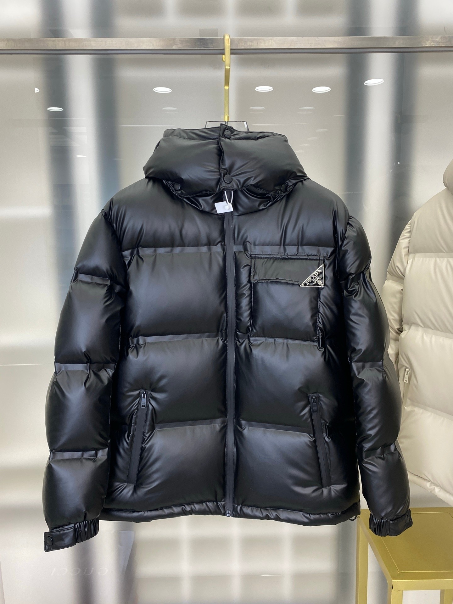 NO:652355,High version - new down version PRADA Prada black technology laminated down jacket (high laminated version) New winter clothing, high-end customization!  The favorite series for light and mature business, minimalist style feather 90 goose down jacket, the fabric is comfortable and stylish!  The upper body is super stylish and handsome, and the version is a three-dimensional cutting design. The whole piece has high warmth and good resilience. The upper body is warm and stylish without feeling heavy. It is very practical to wear and does not appear bloated. It can well prevent the cold wind from invading!  High quality first choice!  Size M-3XL,,prada,prada,jackets & coats,down jacket,alexander wang19860909高版本-羽绒上新 PRADA 普拉达黑科技压胶羽绒外套(压胶高版本) 冬装新品,高端定制！轻熟商务最爱系列,极简主义风格羽90鹅绒羽绒服 面料舒适有型！上身超级有型的帅气,版型是立体裁剪的设计 整件保暖度高,回弹力好 上身保暖有型 又不会有负重感 实穿性非常强 不显臃肿 可以很好的防止寒风侵袭！高品质首选！尺码M-3XL,,prada,prada,jackets & coats,down jacket,alexander wang,Men's clothing
