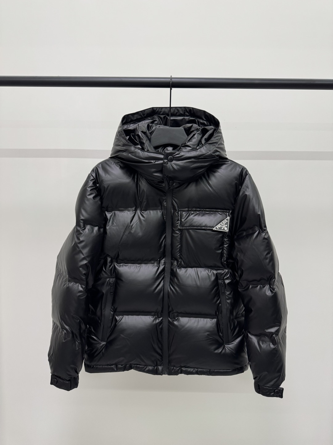 NO:652383,New down jacket PRADA Prada black technology laminated down jacket (high laminated version) New winter clothing, high-end customization!  The favorite series for light and mature business, minimalist style feather 90 goose down jacket, the fabric is comfortable and stylish!  The upper body is super stylish and handsome, and the version is a three-dimensional cutting design. The whole piece has high warmth and good resilience. The upper body is warm and stylish without feeling heavy. It is very practical to wear and does not appear bloated. It can well prevent the cold wind from invading!  High quality first choice!  Size:M-3XL,,prada,prada,jackets & coats,down jacket,alexander wang19860909羽绒上新 PRADA 普拉达黑科技压胶羽绒外套(压胶高版本) 冬装新品,高端定制！轻熟商务最爱系列,极简主义风格羽90鹅绒羽绒服 面料舒适有型！上身超级有型的帅气,版型是立体裁剪的设计 整件保暖度高,回弹力好 上身保暖有型 又不会有负重感 实穿性非常强 不显臃肿 可以很好的防止寒风侵袭！高品质首选！ 尺码:M-3XL,,prada,prada,jackets & coats,down jacket,alexander wang,Men's clothing