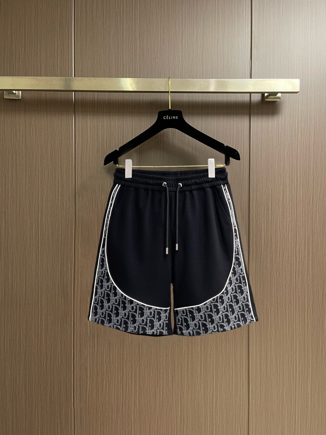 NO:847708,Dior's new 2026 summer original counter casual shorts, luxury classic brand original LOGO accessories, counter best-selling style, very comfortable to wear, low-key yet luxurious, very classy to wear. Needless to say the trousers style and tailoring, the upper body is exquisite and high-end, first-class and top-quality materials. Really palace-level casual pants. The cotton of Turkey is selected for its outstanding quality. After heavy washing, the pants are very soft!  Don't be picky. The upper body is absolutely stylish and extremely luxurious. Please state your height and weight when placing an order for sizes M-3XL.,,dior,shorts,19860909迪奥 2026夏季新款原单专柜休闲短裤,奢华经典品牌原版LOGO配饰 专柜热销款 身穿着非常舒适 低调不失奢华 穿出去非常有档次 裤型款式和裁剪亦无需多言 上身精致跃然高档一等一顶级质料 真正殿堂级的休闲裤 选用土耳其的棉花品质卓然,经过重水洗使得裤子很柔软！不挑人 上身绝对的有型 极度奢华. 尺码M-3XL下单报身高体重.,,dior,shorts,,Men's clothing