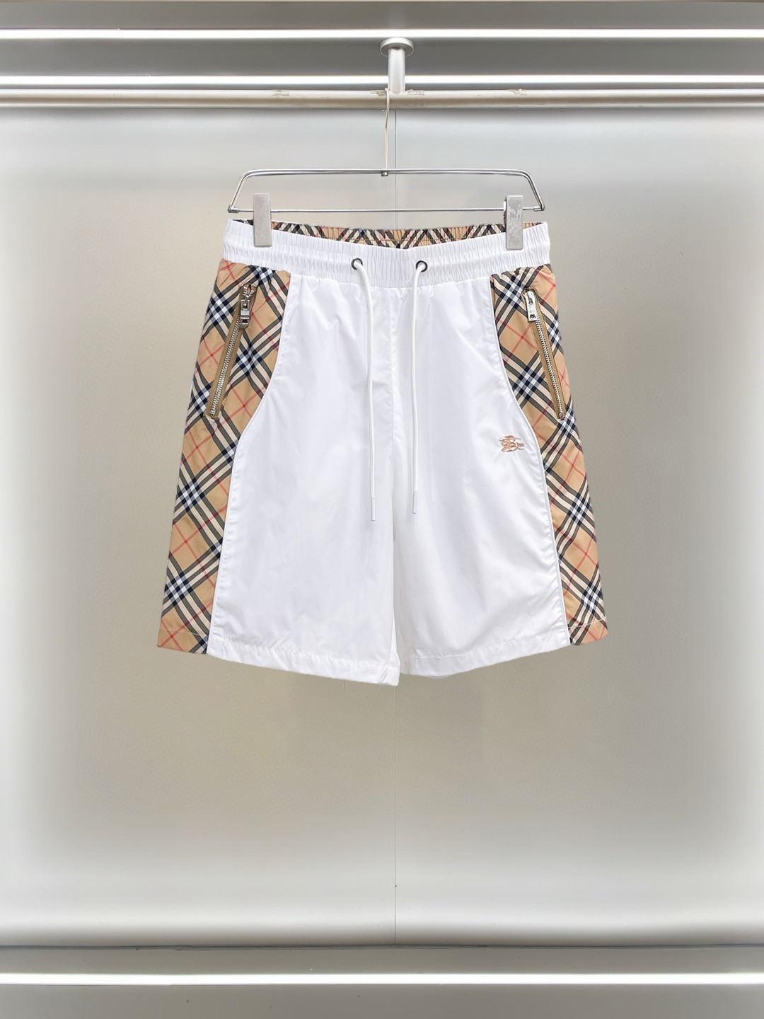 NO:855833,Burberry 2026ss summer new original counter casual shorts, luxury classic brand original LOGO accessories, counter best-selling model. Very comfortable to wear, low-key yet luxurious, very classy to wear. Needless to say the trousers style and tailoring. The upper body is exquisite and high-end, first-class and top-quality materials. Really palace-level casual pants. The cotton of Turkey is of outstanding quality. After heavy washing, the pants are very soft!  Don't be picky. The upper body is absolutely stylish and extremely luxurious. Please quote your height and weight when ordering sizes M-3XL.,,burberry,shorts,19860909巴宝莉 2026ss夏季新款原单专柜休闲短裤,奢华经典品牌原版LOGO配饰 专柜热销款 身穿着非常舒适 低调不失奢华 穿出去非常有档次 裤型款式和裁剪亦无需多言 上身精致跃然高档一等一顶级质料 真正殿堂级的休闲裤 选用土耳其的棉花品质卓然,经过重水洗使得裤子很柔软！不挑人 上身绝对的有型 极度奢华. 尺码M-3XL下单报身高体重.,,burberry,shorts,,Men's clothing