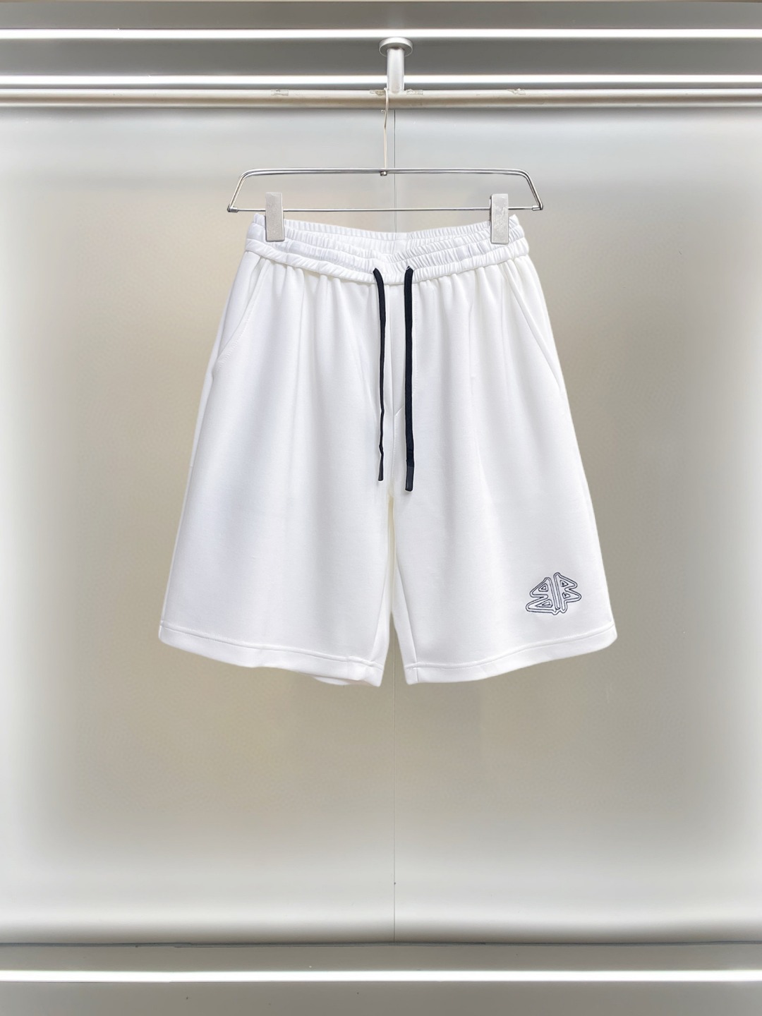 NO:855842,Balenciaga 2026ss summer new original counter casual shorts, luxury classic brand original LOGO accessories, counter best-selling style, very comfortable to wear, low-key yet luxurious, very classy to wear. Needless to say, the trousers style and tailoring. The upper body is exquisite and high-end, first-class and top-quality materials. Really palace-level casual pants. The cotton of Turkey is of outstanding quality. After heavy washing, the pants are very soft!  Don't be picky. The upper body is absolutely stylish and extremely luxurious. Please state your height and weight when ordering sizes M-3XL.,,balenciaga,shorts,19860909巴黎世家 2026ss夏季新款原单专柜休闲短裤,奢华经典品牌原版LOGO配饰 专柜热销款 身穿着非常舒适 低调不失奢华 穿出去非常有档次 裤型款式和裁剪亦无需多言 上身精致跃然高档一等一顶级质料 真正殿堂级的休闲裤 选用土耳其的棉花品质卓然,经过重水洗使得裤子很柔软！不挑人 上身绝对的有型 极度奢华. 尺码M-3XL下单报身高体重.,,balenciaga,shorts,,Men's clothing